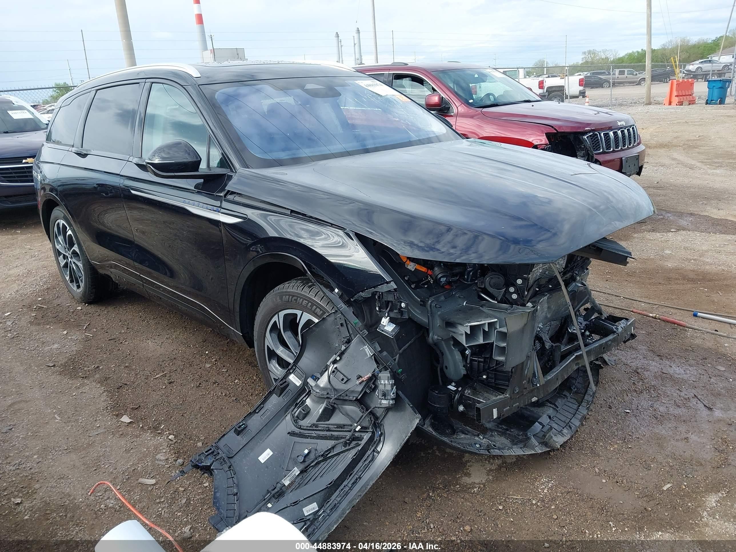 2025 Lincoln Nautilus Reserve, VIN 5LMPJ8K42SJ932488 — Front end
