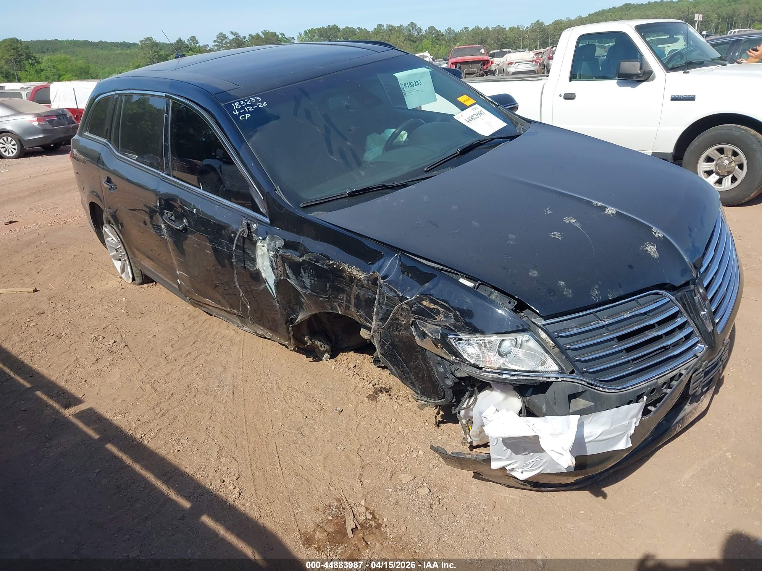 2017 Lincoln MKT, VIN 2LMHJ5NKXHBL01845 — Перед