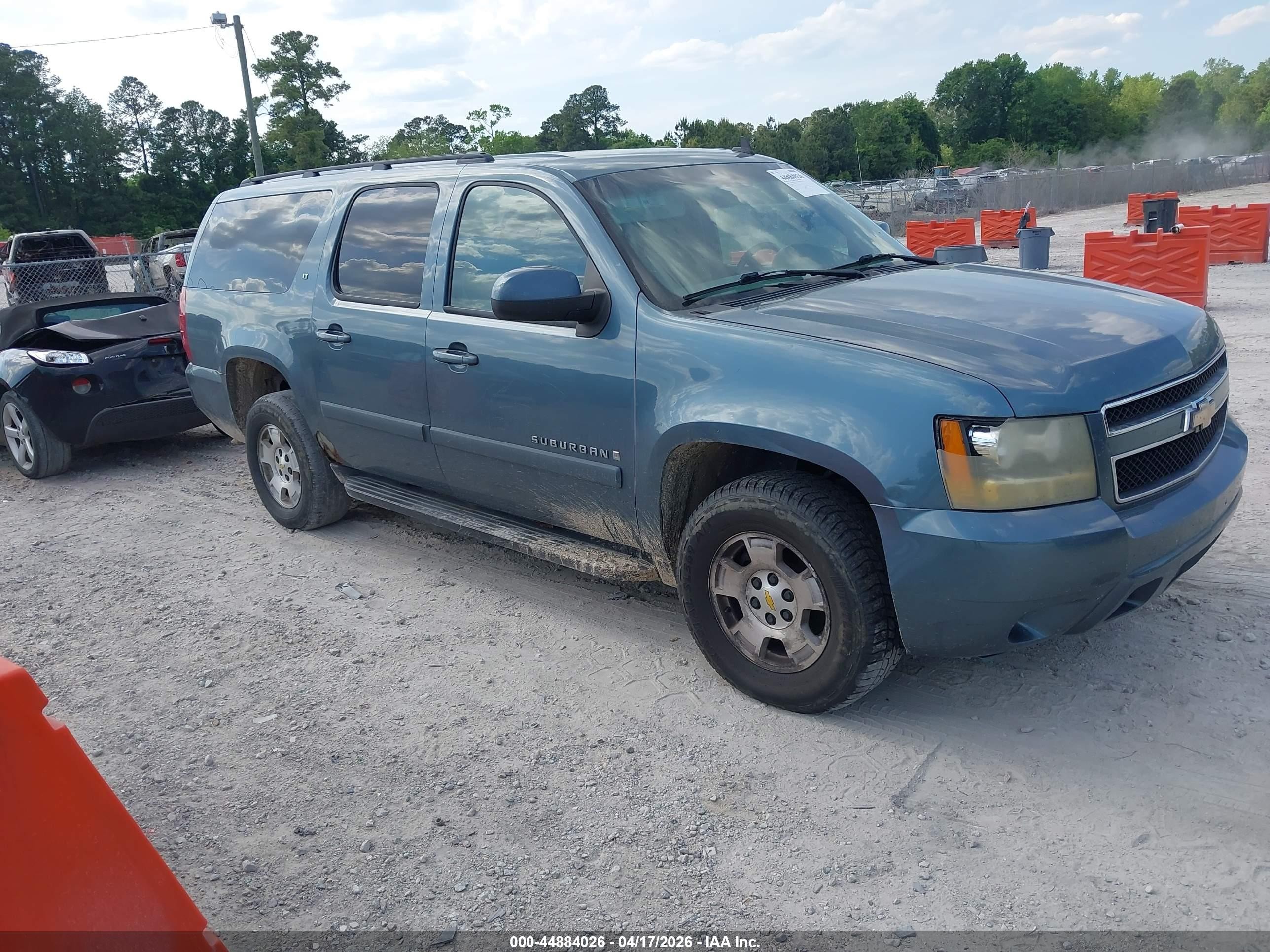 2008 Chevrolet Suburban 3LT, VIN 3GNFK16308G181739 — Side
