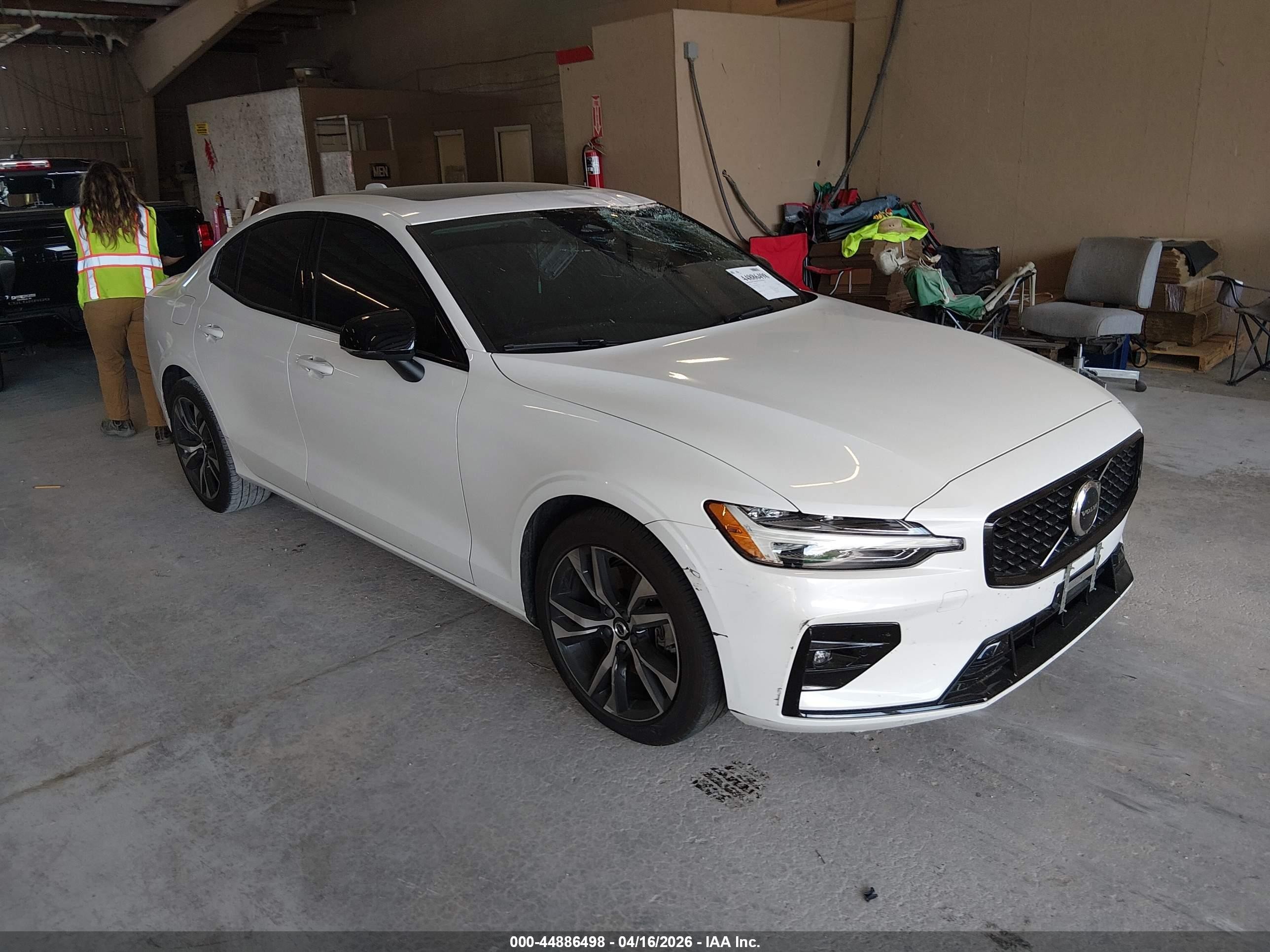 2024 Volvo S60 Core Dark Theme, VIN 7JRL12FK8RG323314 — Крыша