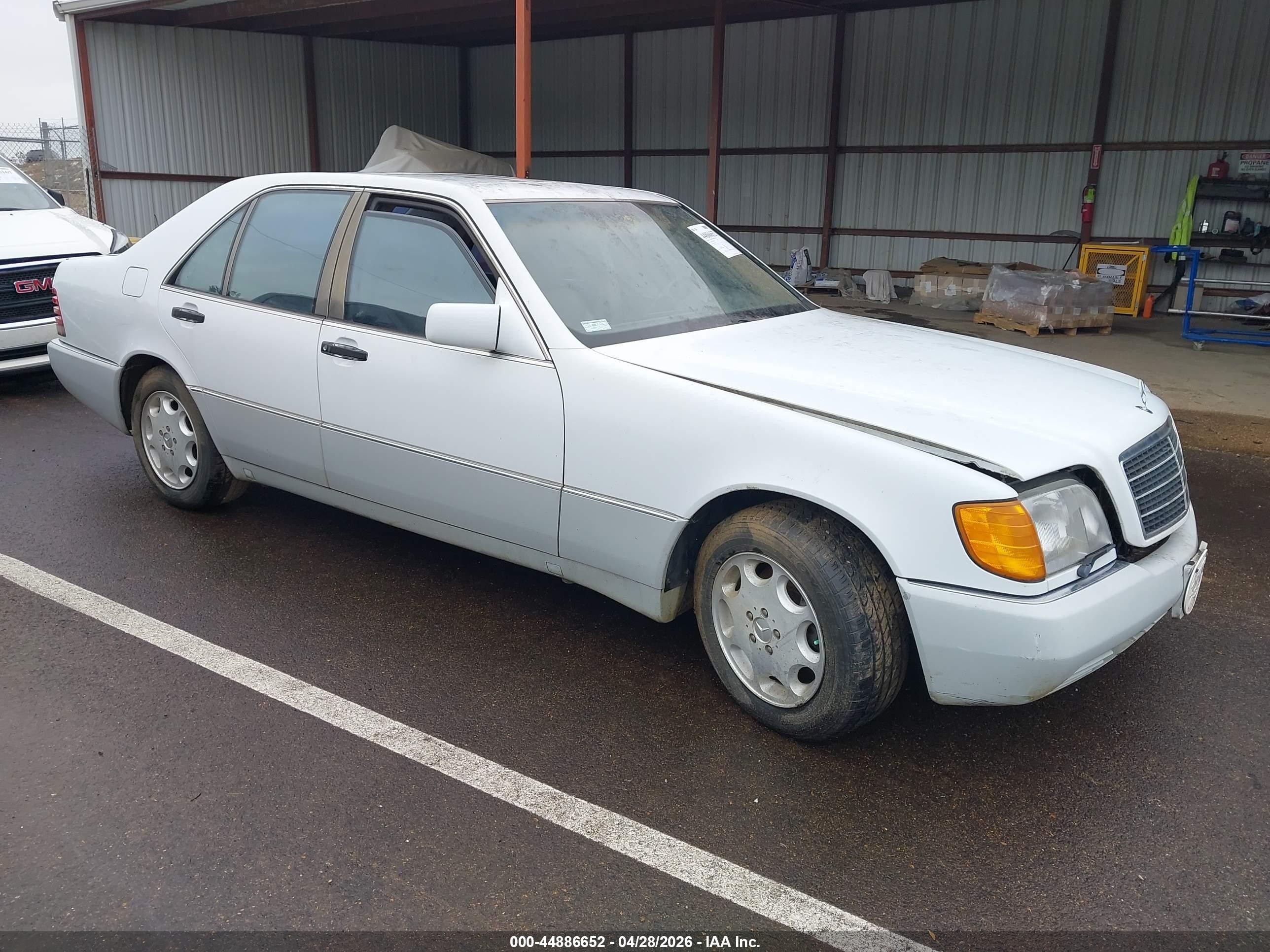 1992 Mercedes-Benz 300, VIN WDBGB34E9NA058057 — Front end