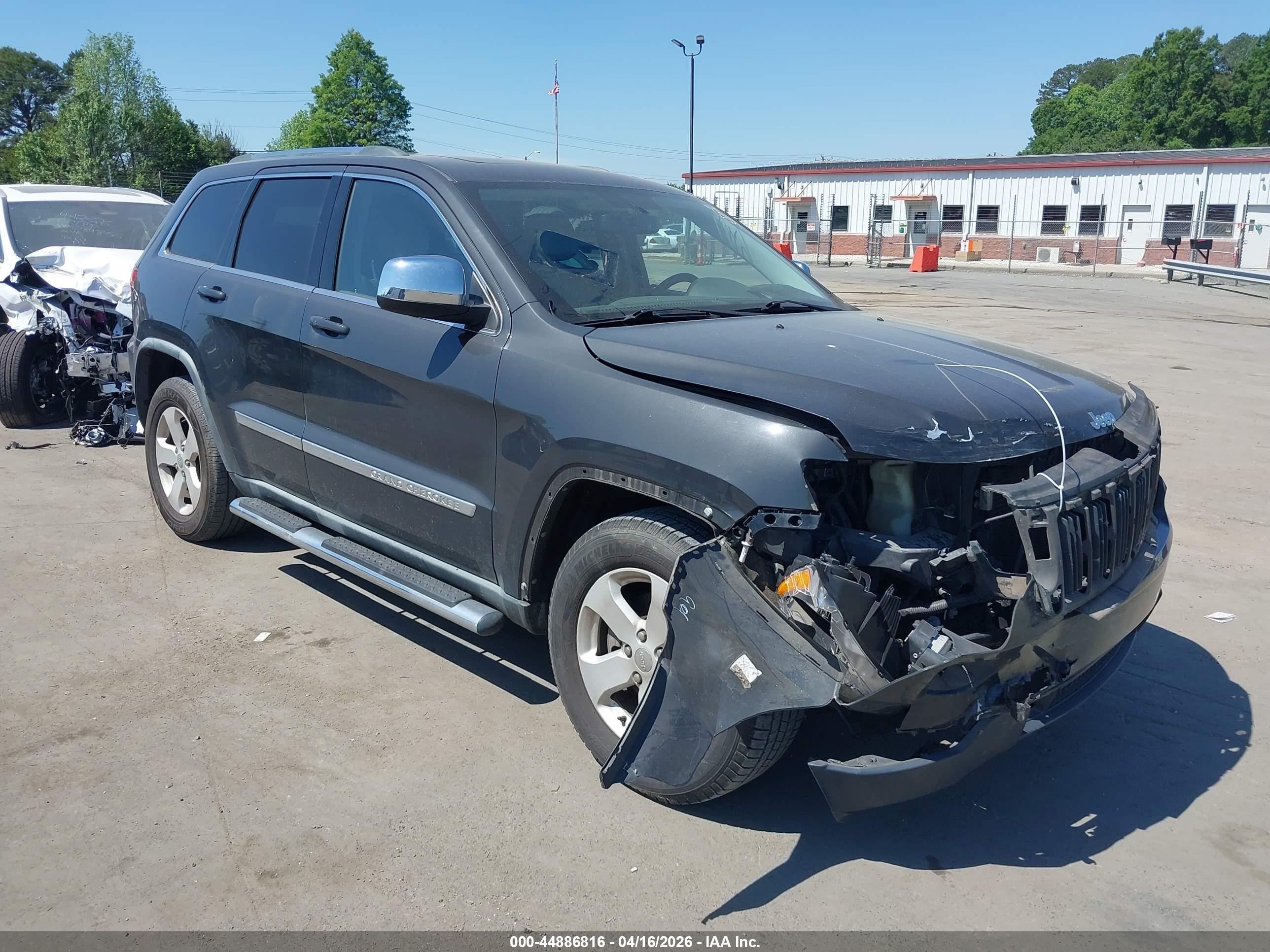 2011 Jeep Grand Cherokee Laredo, VIN 1J4RS4GG1BC611503 — Перед