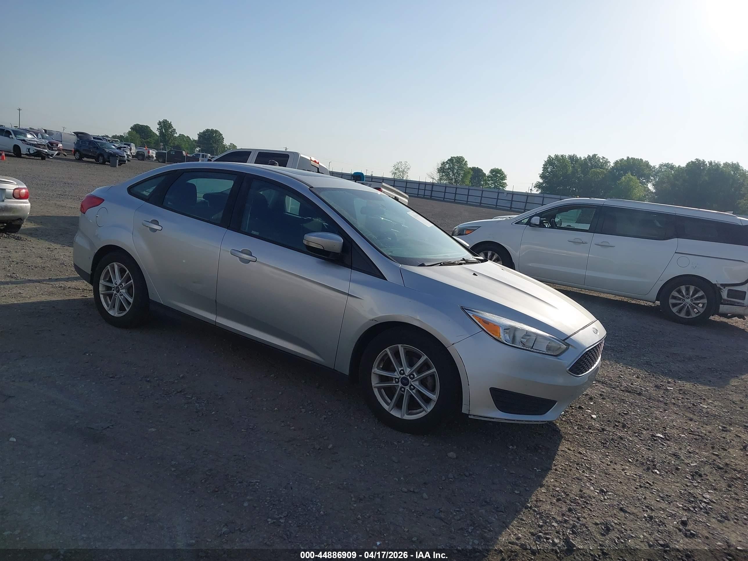 2016 Ford Focus SE, VIN 1FADP3F23GL284827 — Normal wear