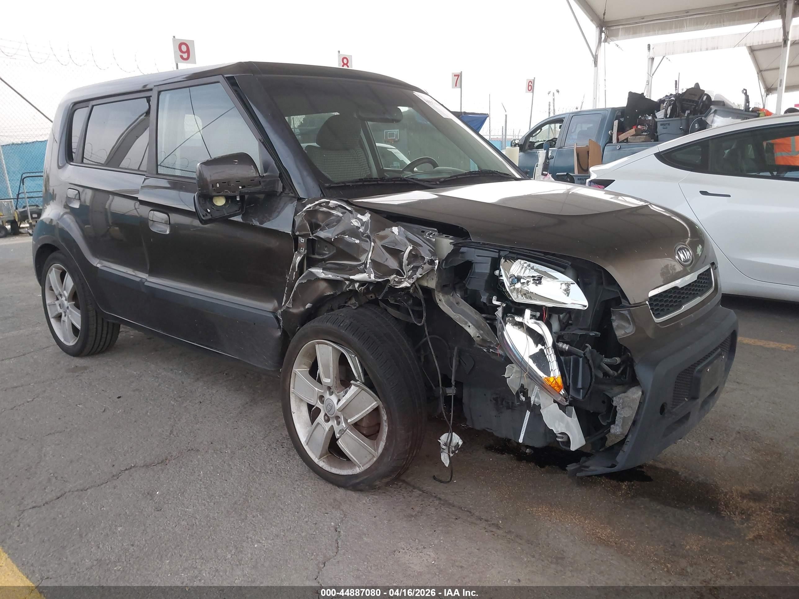 2010 Kia Soul +, VIN KNDJT2A20A7124026 — Front end