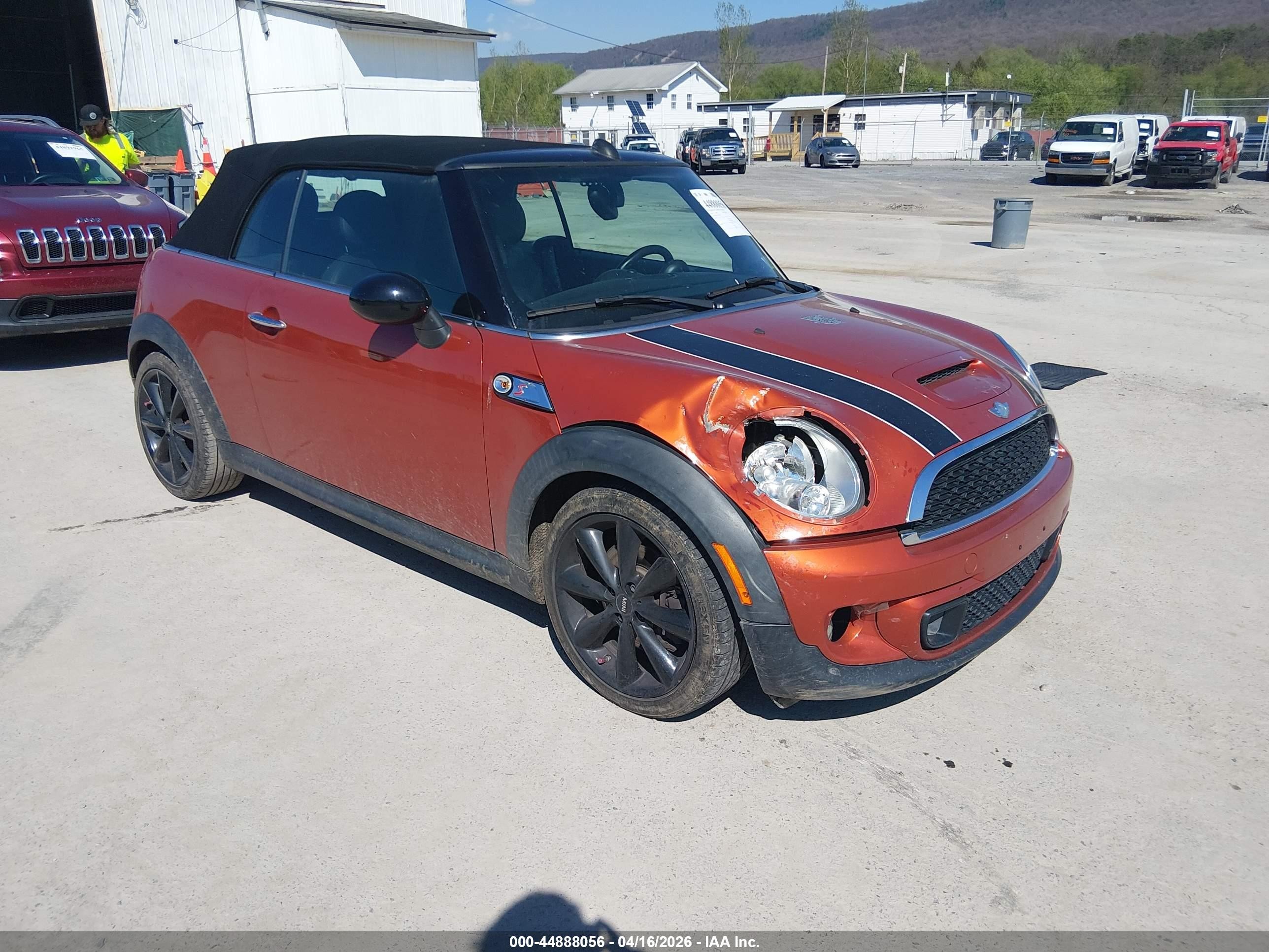 2013 MINI Convertible S, VIN WMWZP3C54DT550735 — Front end