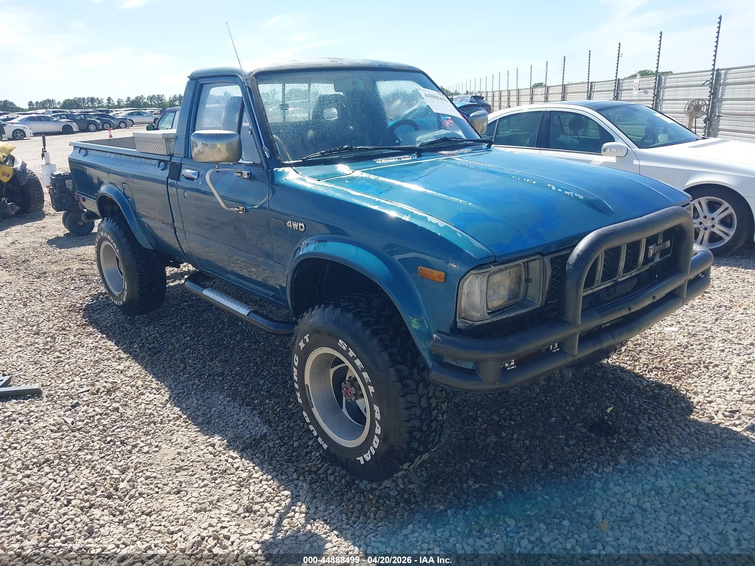 1982 Toyota Pickup, VIN JT4RN48D1C0036677 — Side