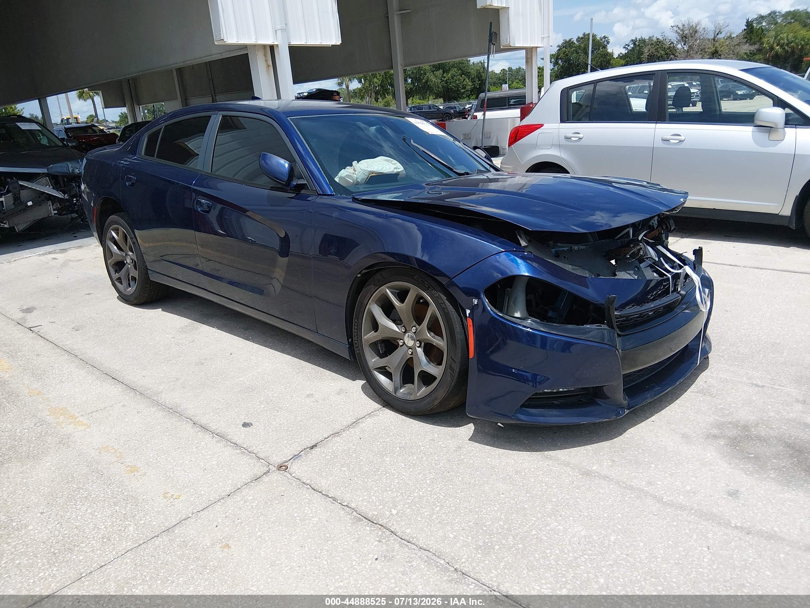 2015 Dodge Charger SXT, VIN 2C3CDXHG3FH858275 — Front end