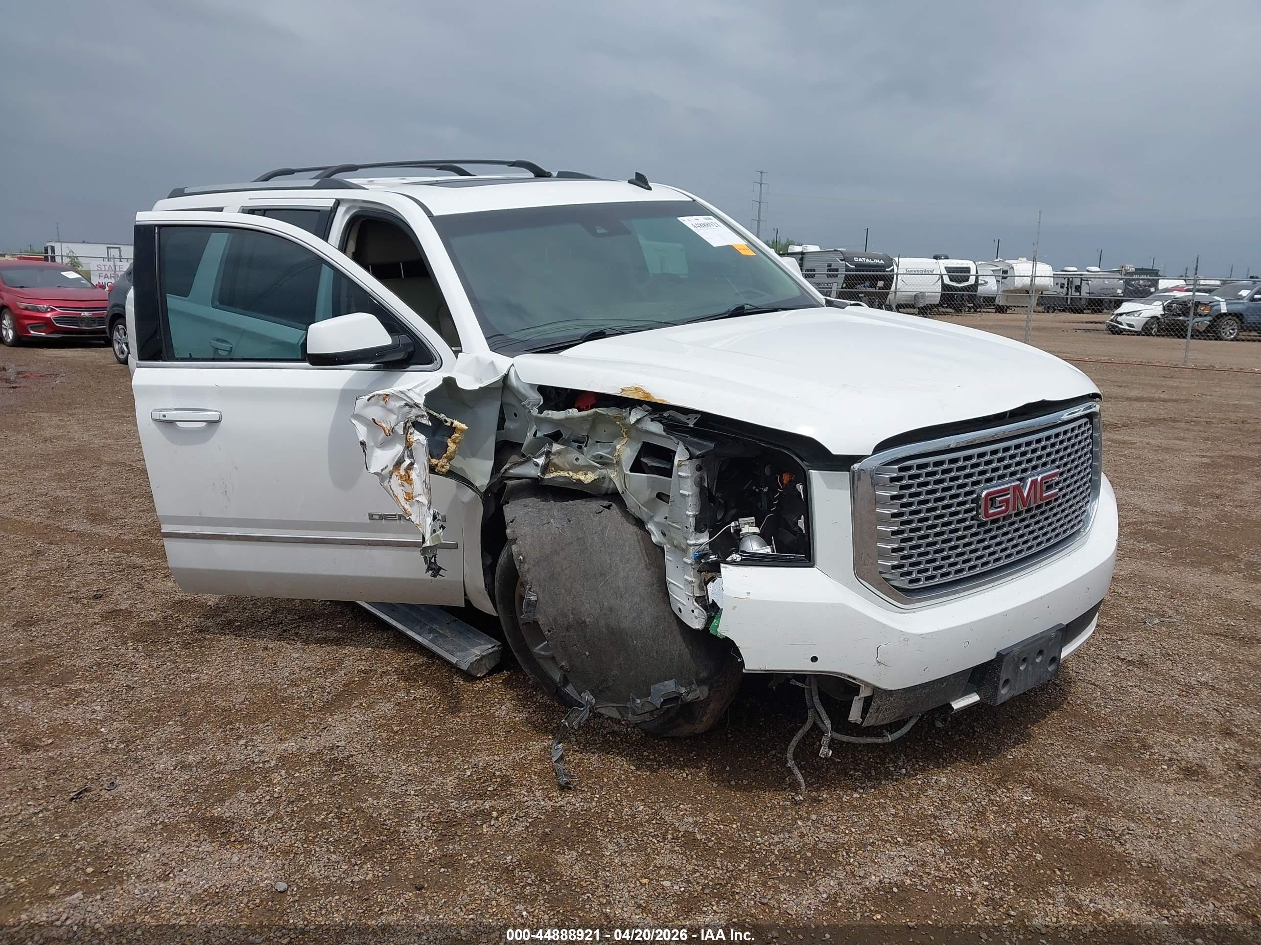 2015 GMC Yukon XL Denali, VIN 1GKS1JKJ5FR255401 — Front end