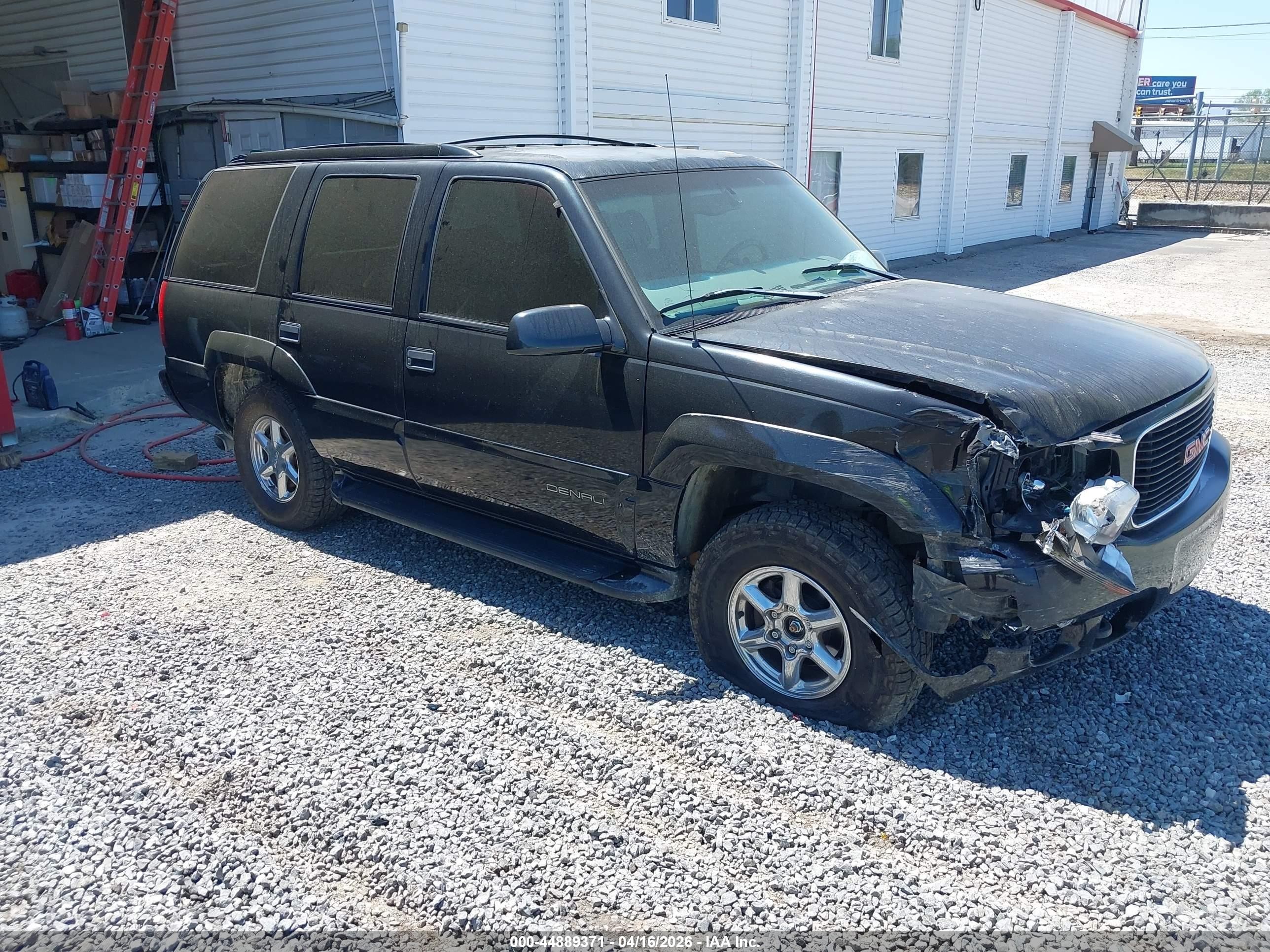 1999 GMC Denali, VIN 1GKEK13R3XR905391 — Front end