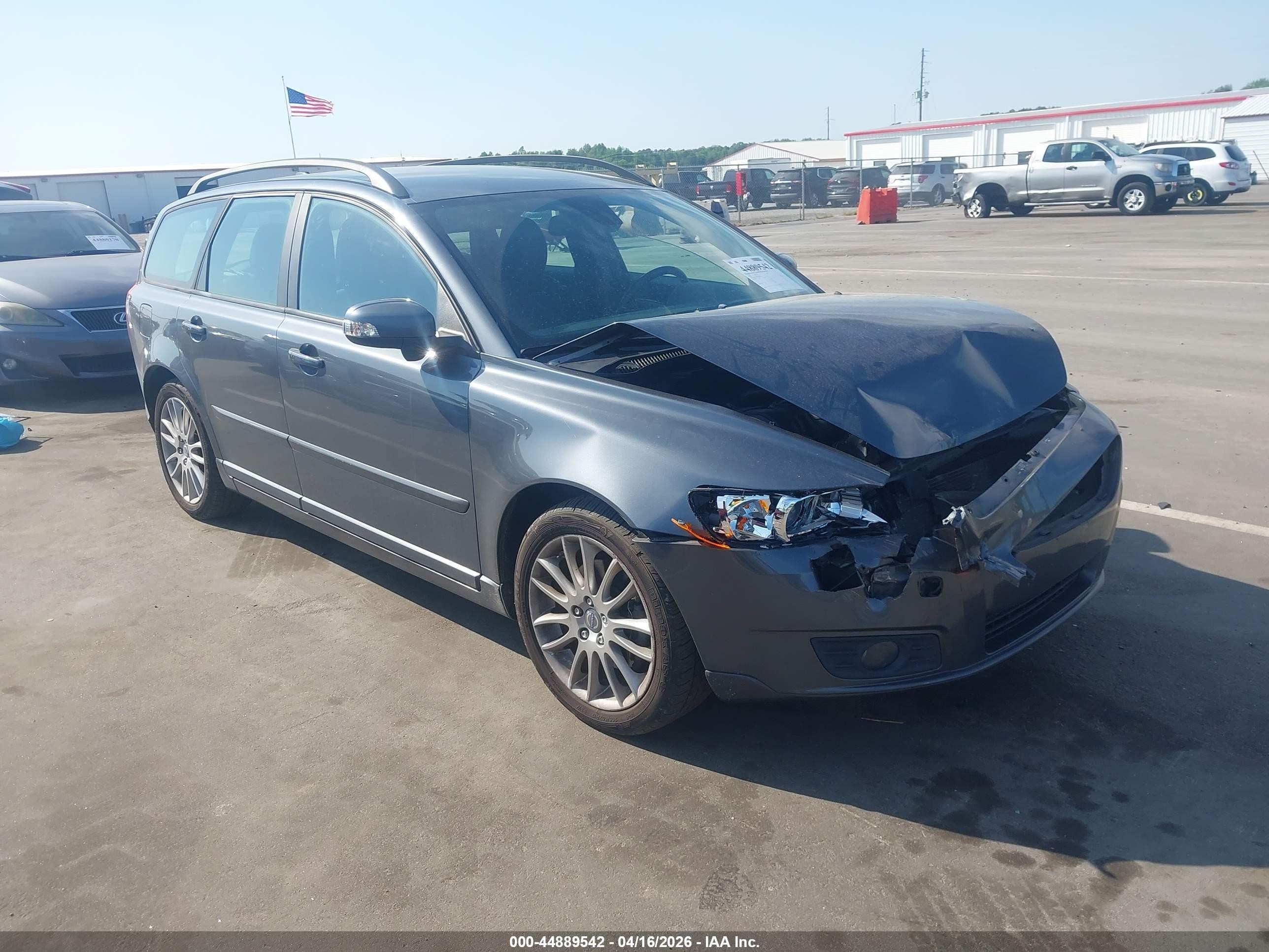 2011 Volvo V50, VIN YV1672MW1B2619790 — Front end