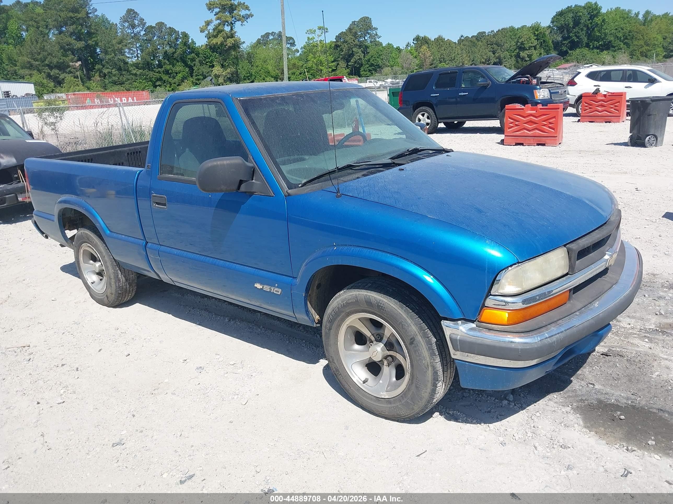 2000 Chevrolet S-10 LS, VIN 1GCCS1459YK263283 — Engine fire