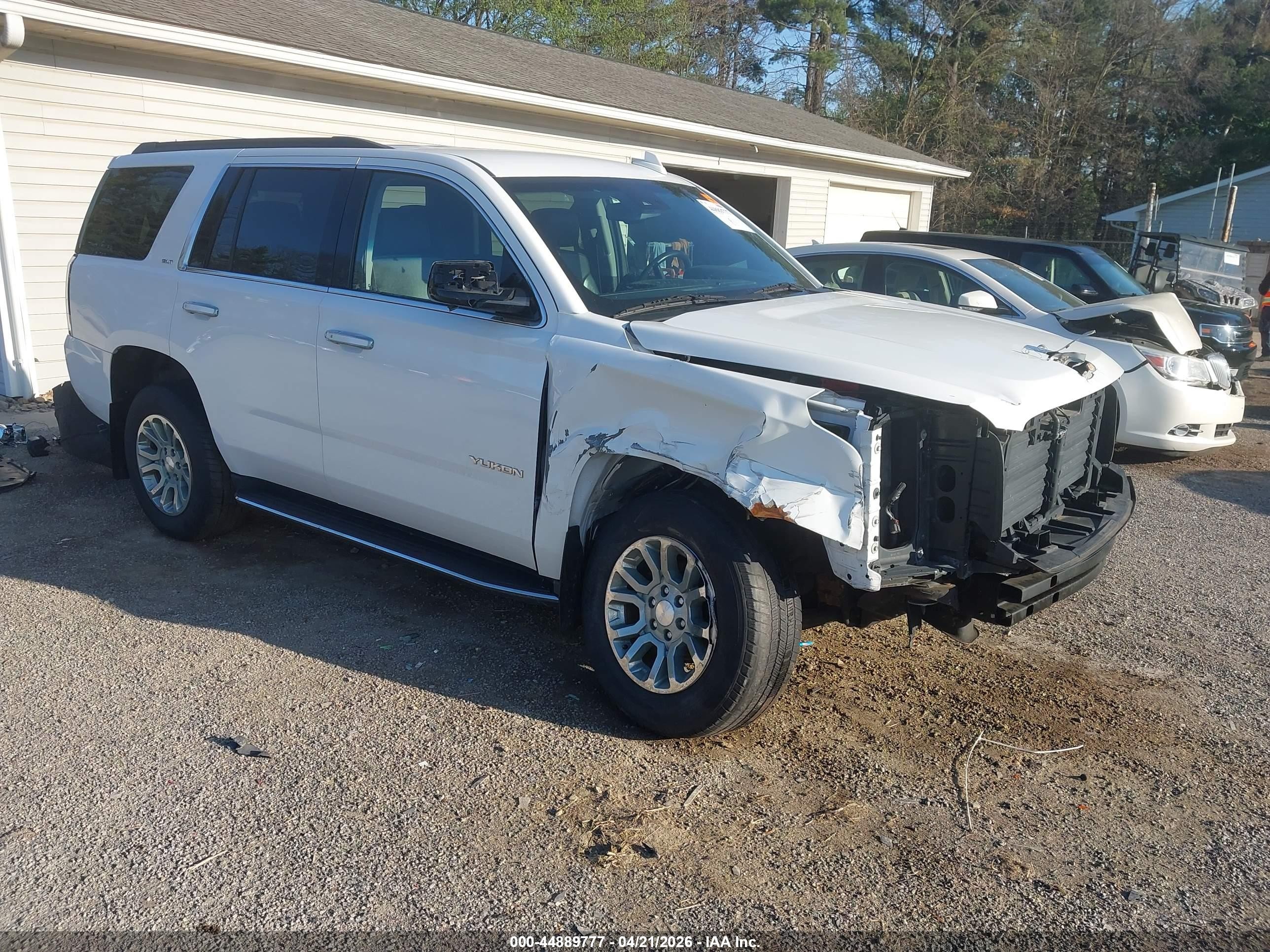 2017 GMC Yukon SLT, VIN 1GKS2BKC4HR150193 — Front end