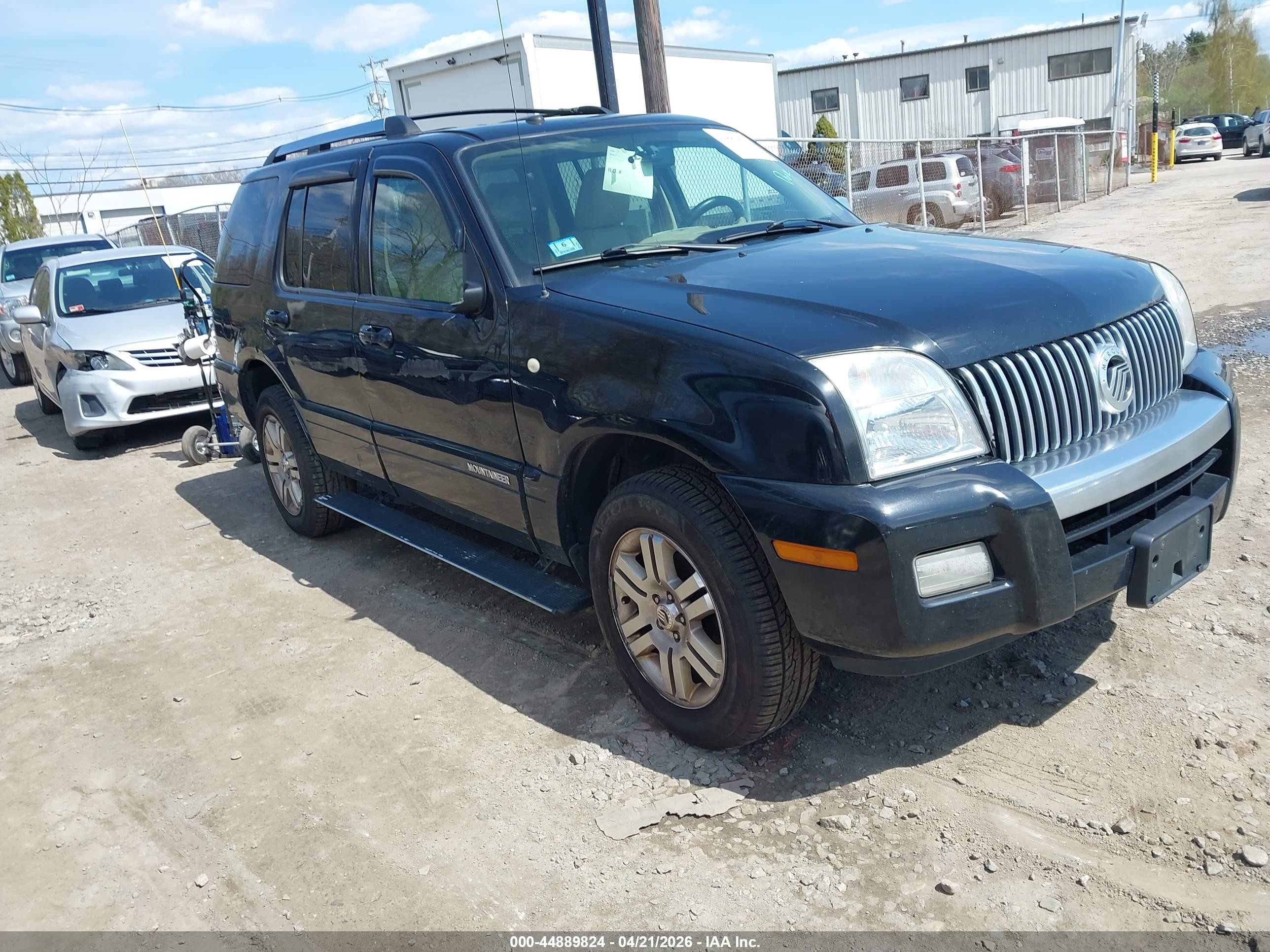 2009 Mercury Mountaineer Premier, VIN 4M2EU48809UJ00983 — Side