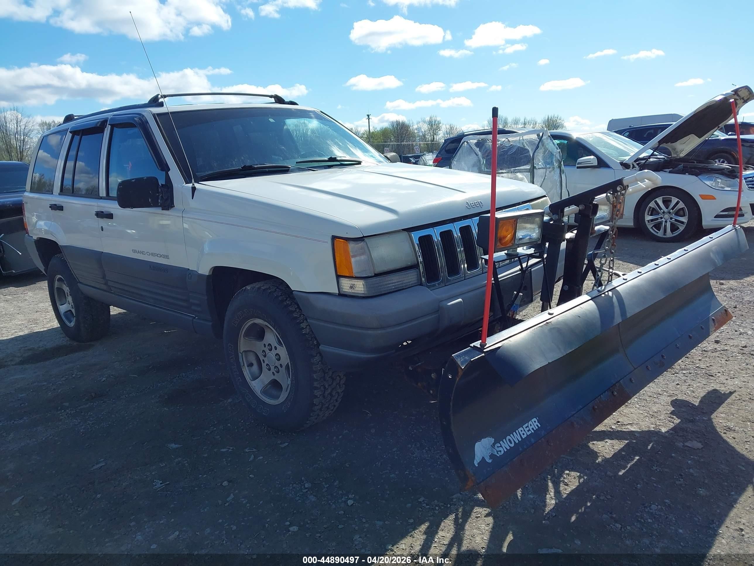 1996 Jeep Grand Cherokee Laredo, VIN 1J4GZ58YXTC284570 — Side