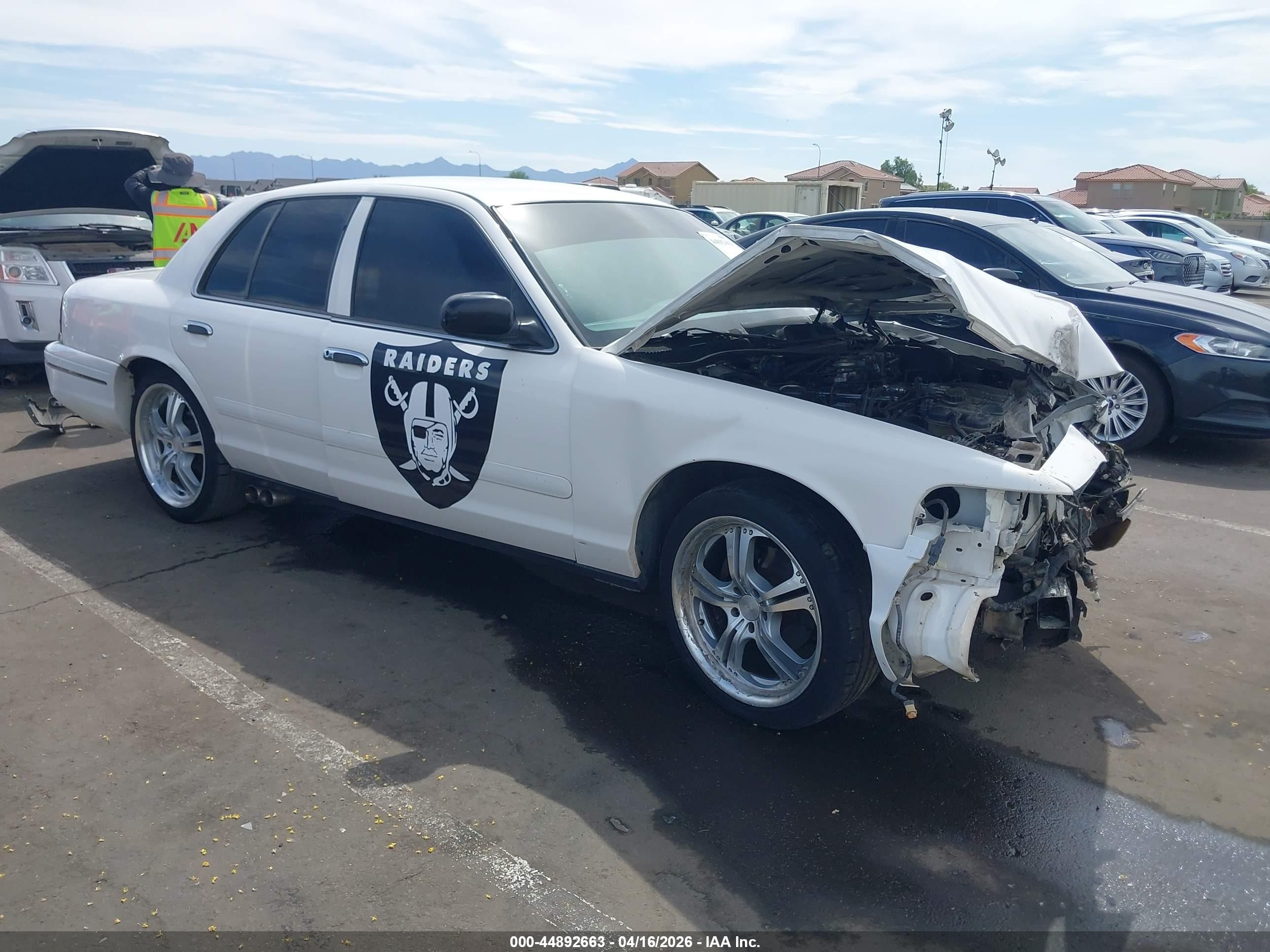 1998 Ford Crown Victoria Police, VIN 2FAFP71W4WX126928 — Front end