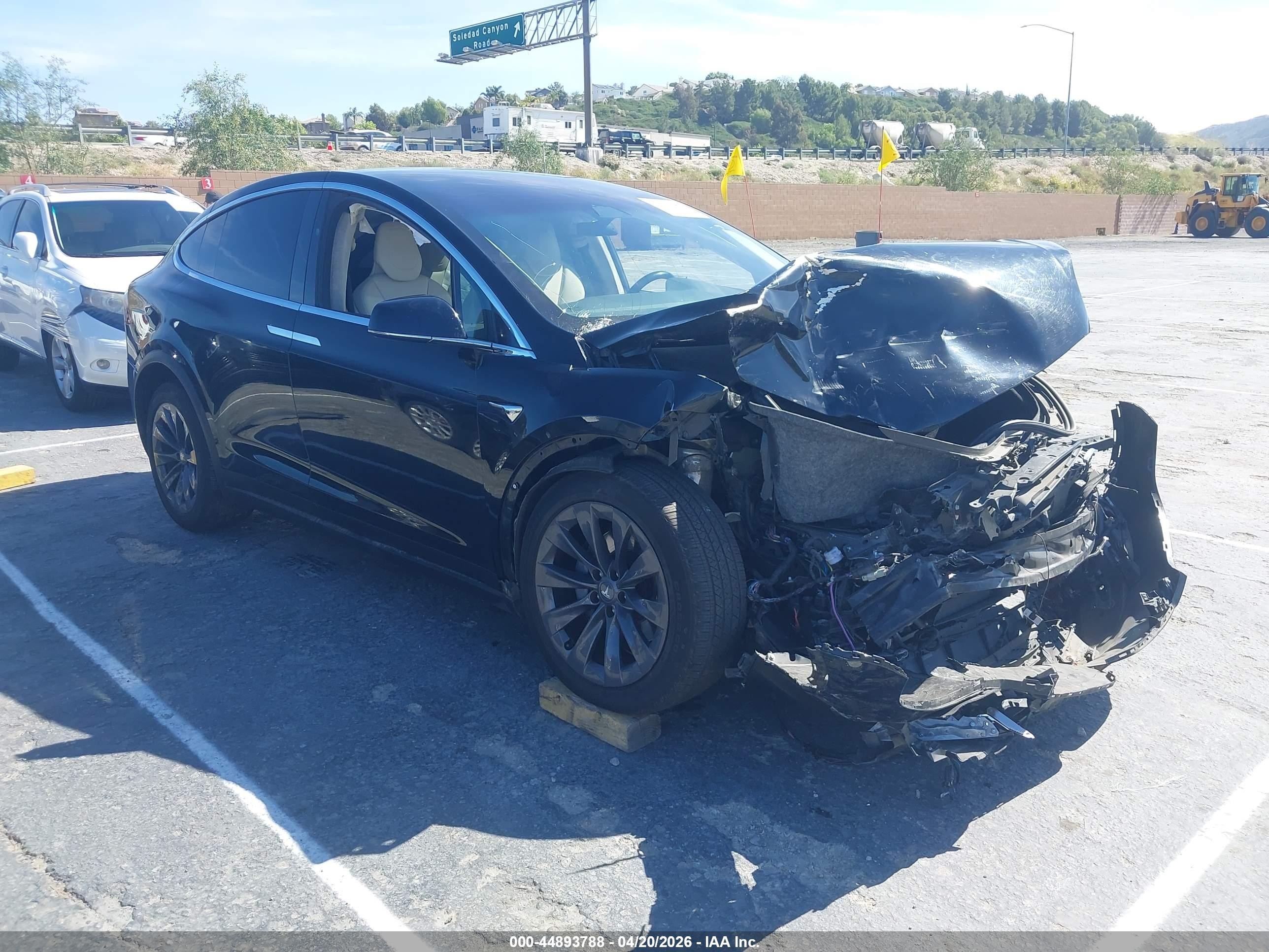 2019 Tesla Model X 75D, VIN 5YJXCBE25KF181208 — Front end