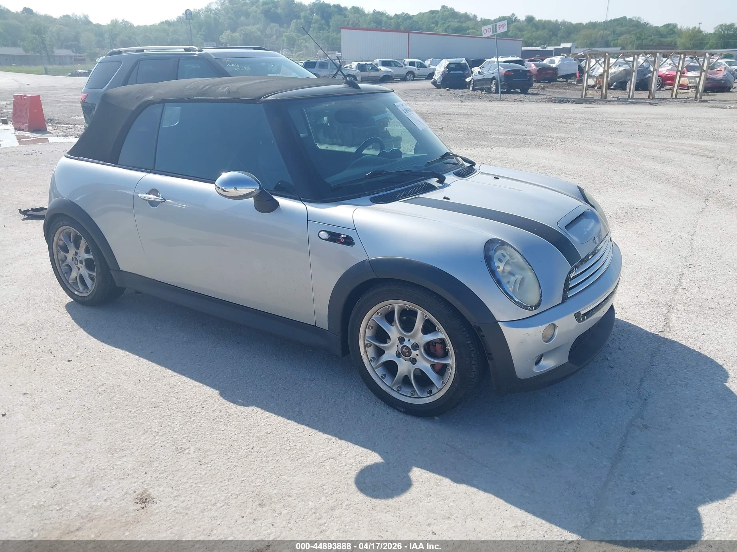 2007 MINI Convertible S, VIN WMWRH33527TL95524 — Зад