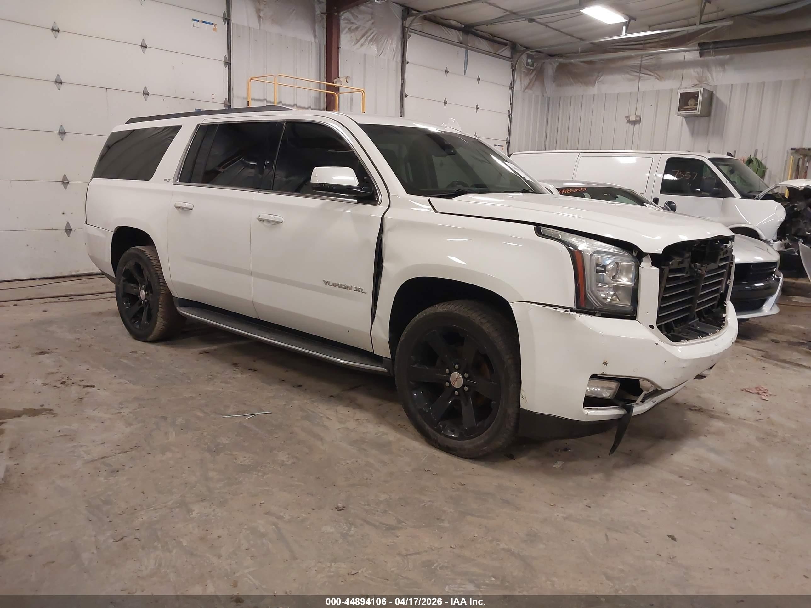 2017 GMC Yukon XL SLT, VIN 1GKS2GKC9HR153104 — Front end