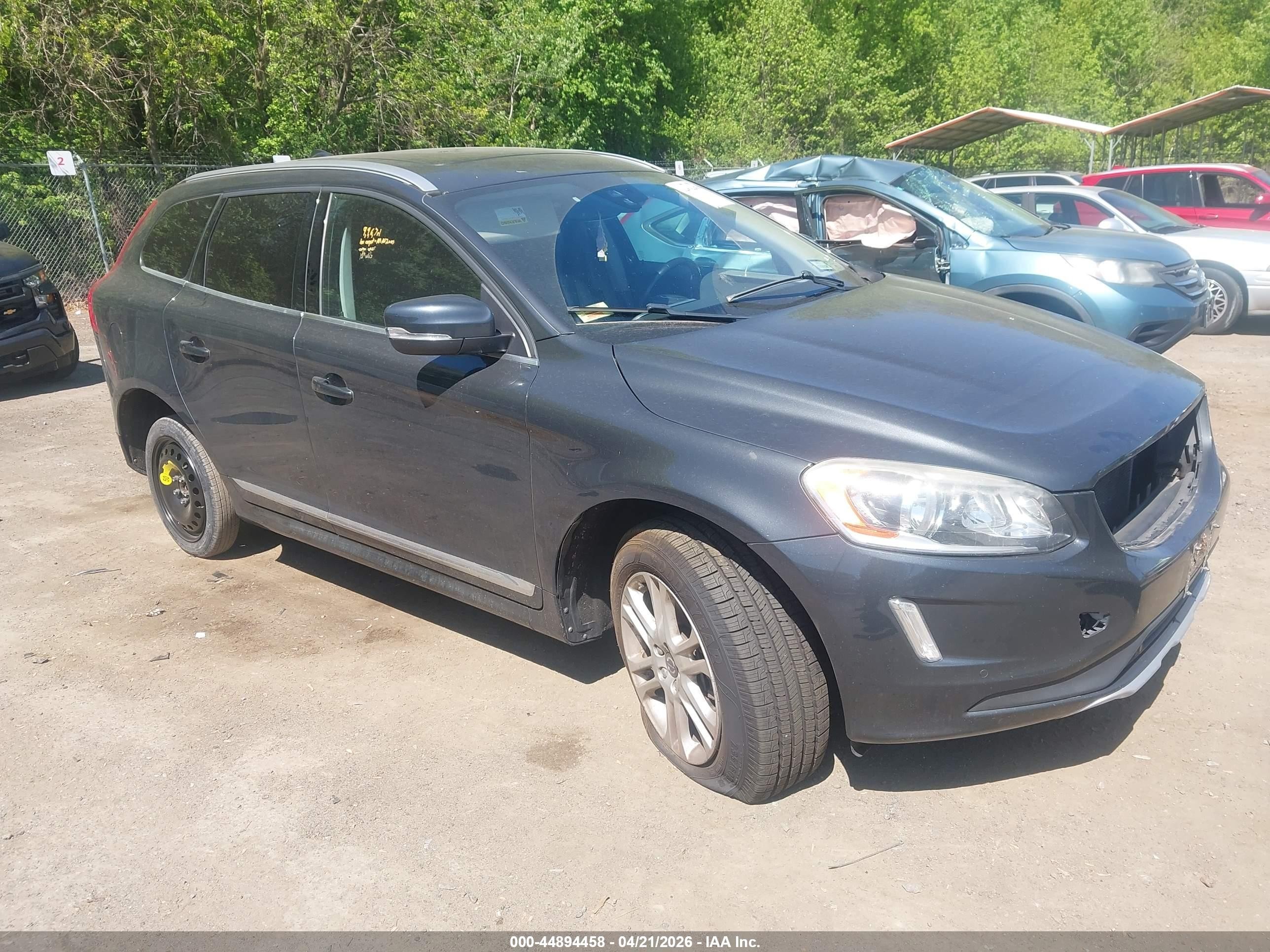 2015 Volvo XC60 T5, VIN YV4612RK6F2704933 — Side