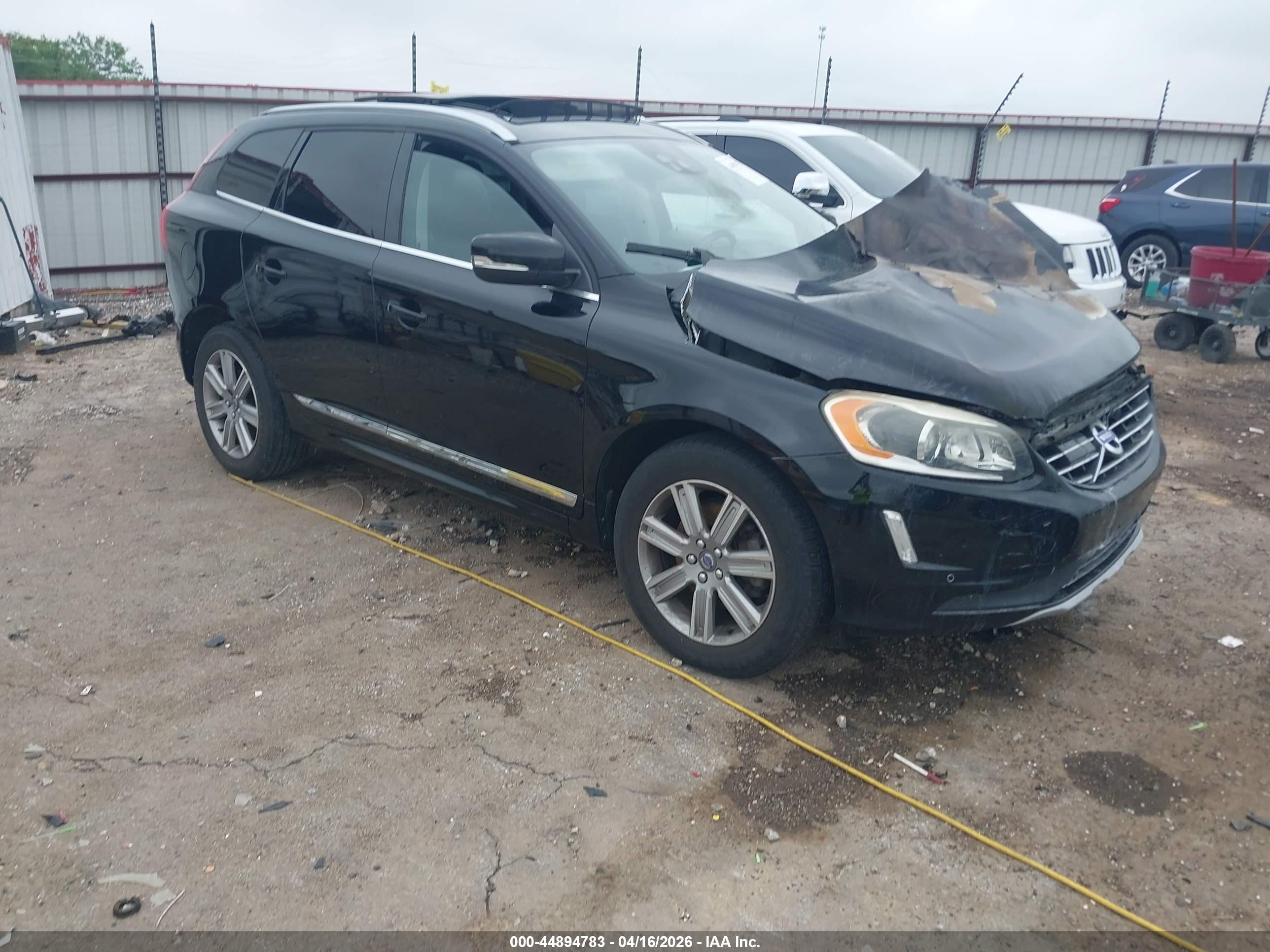 2016 Volvo XC60 T6 Drive-E Platinum, VIN YV449MDM0G2811062 — Engine fire