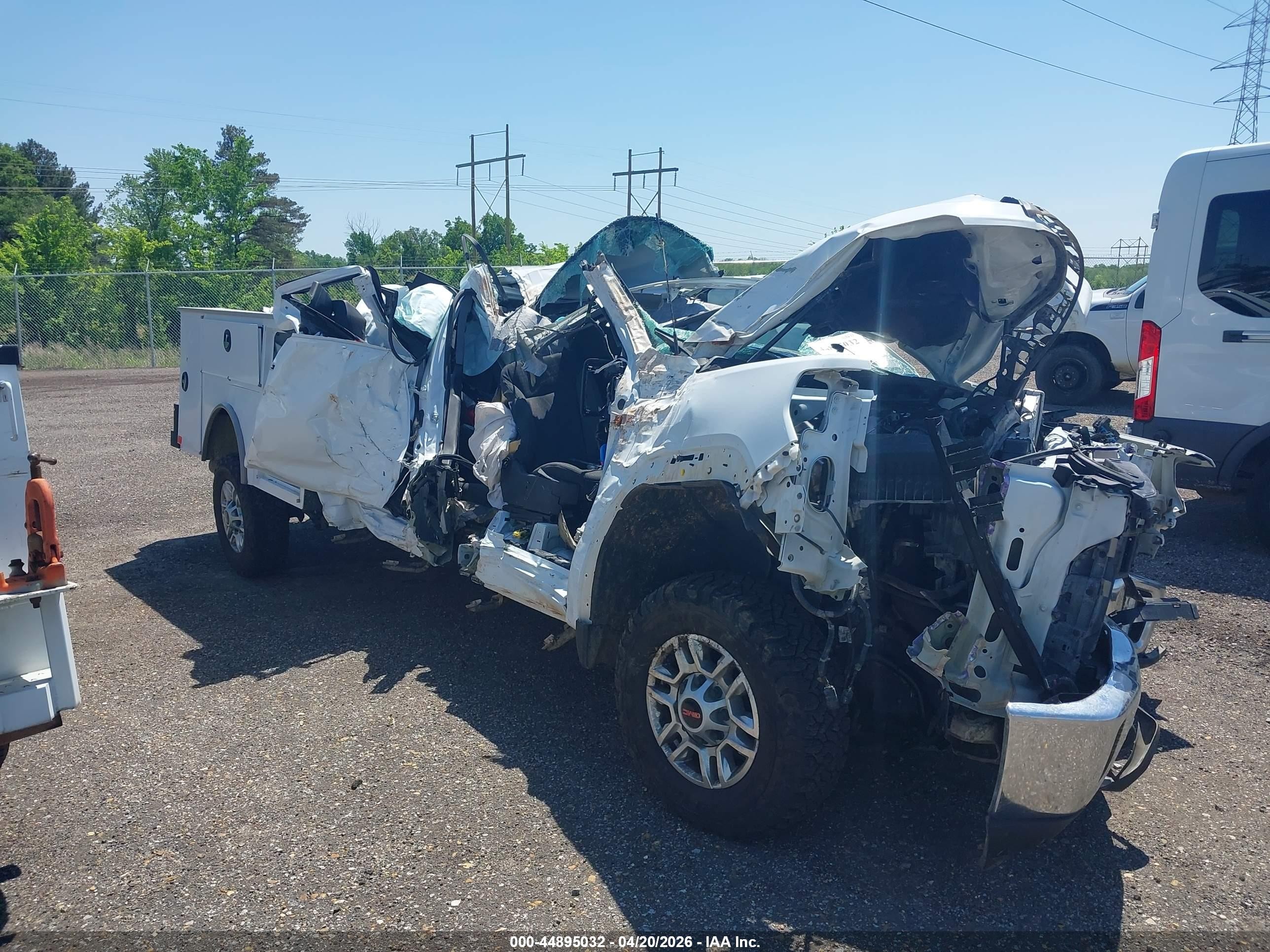 2023 GMC Sierra 2500HD SLE, VIN 1GT19MEY5PF163508 — Front end