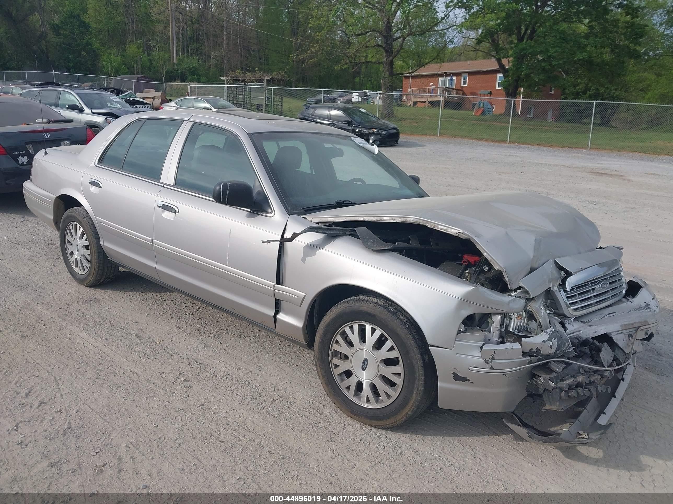 2005 Ford Crown Victoria LX, VIN 2FDFP74W65X121985 — Front end