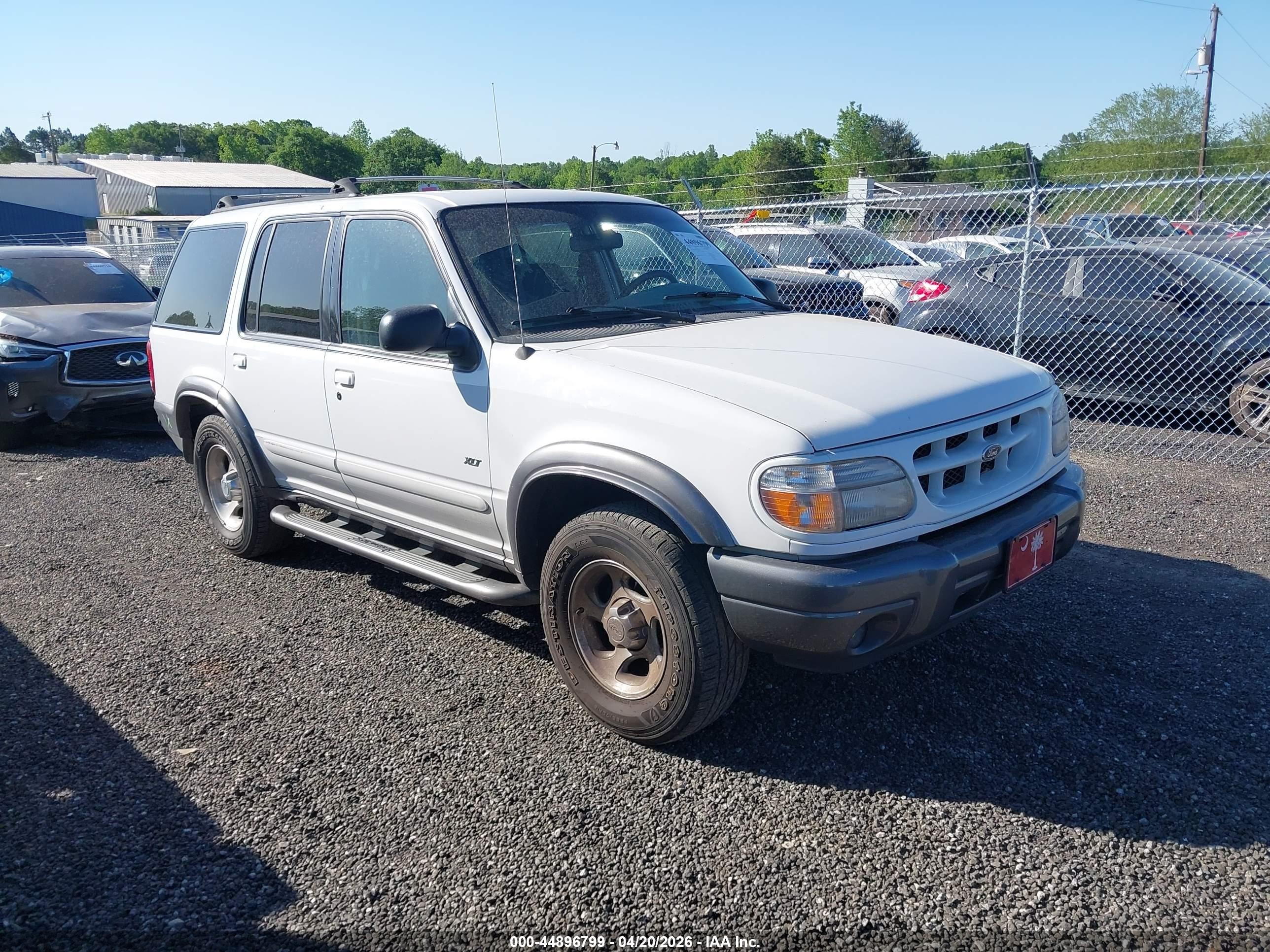 2000 Ford Explorer XLT, VIN 1FMZU73EXYUB41542 — Rear end