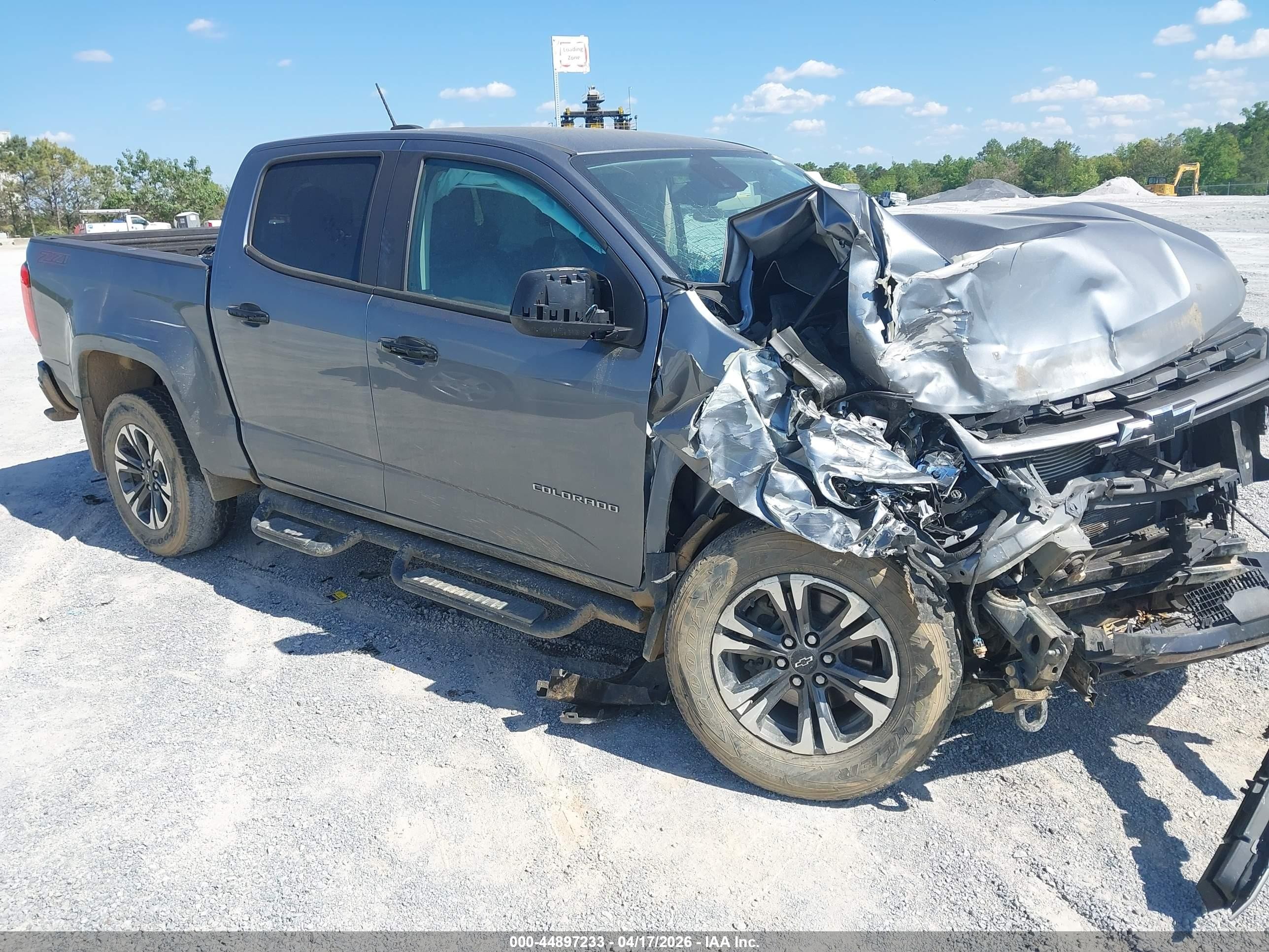 2022 Chevrolet Colorado 4WD Z71, VIN 1GCGTDENXN1114106 — Перед