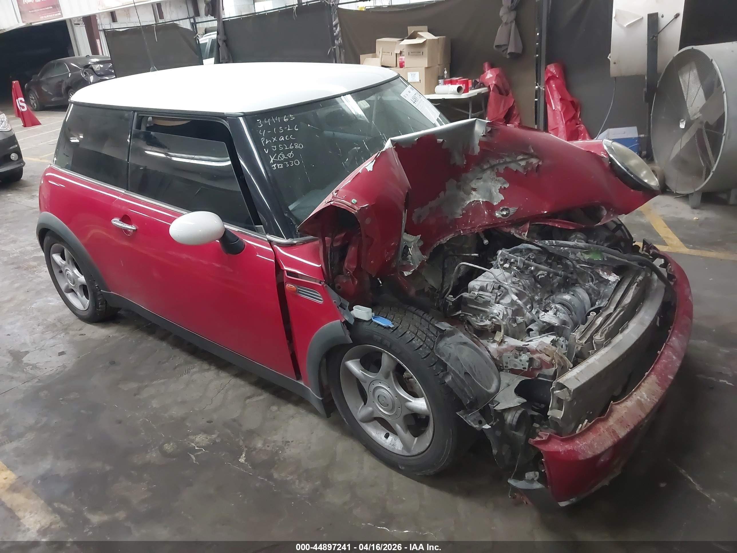2003 MINI Hardtop, VIN WMWRC33473TJ52680 — Перед