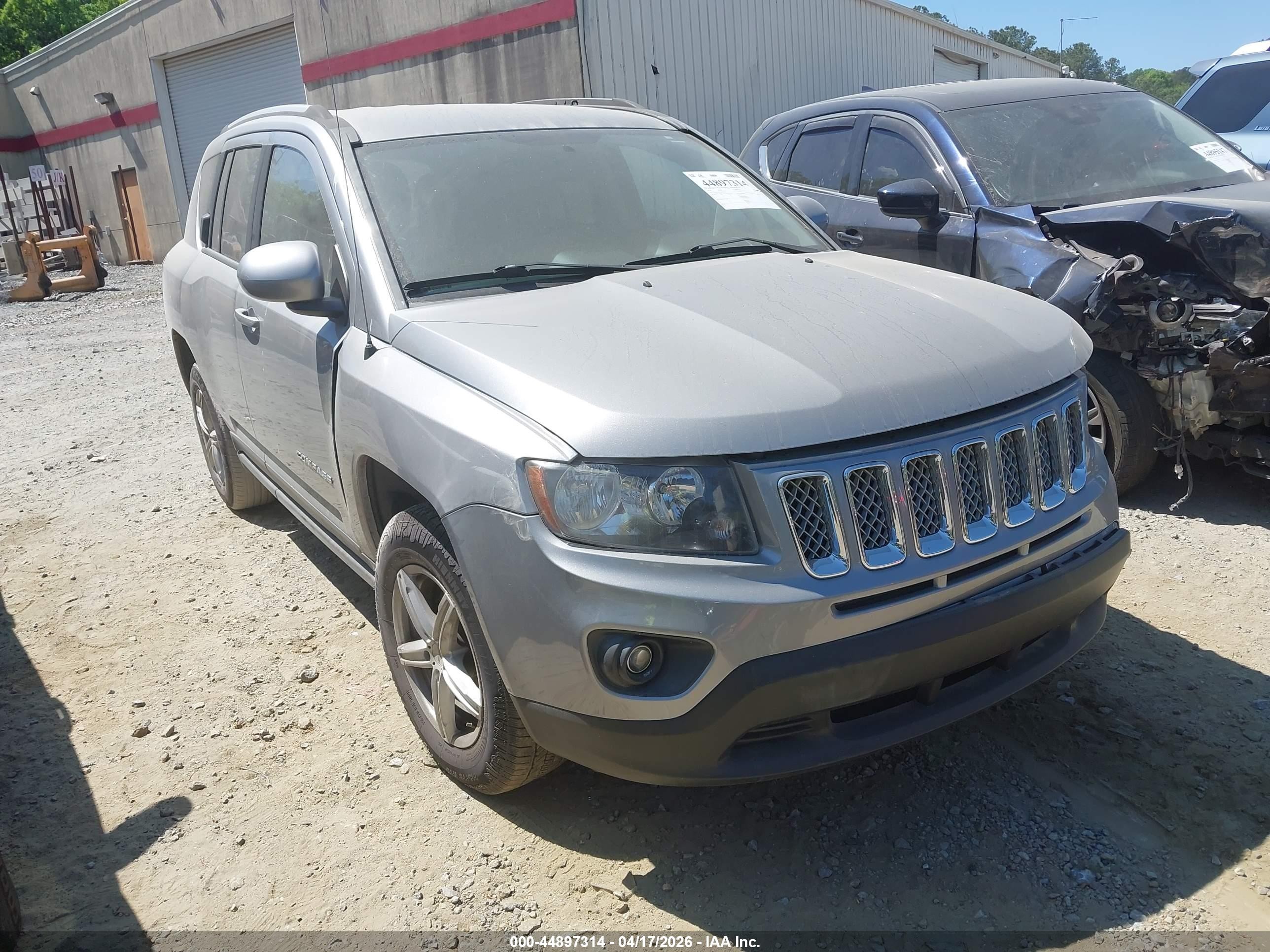 2016 Jeep Compass Latitude, VIN 1C4NJCEA5GD619783 — Front end