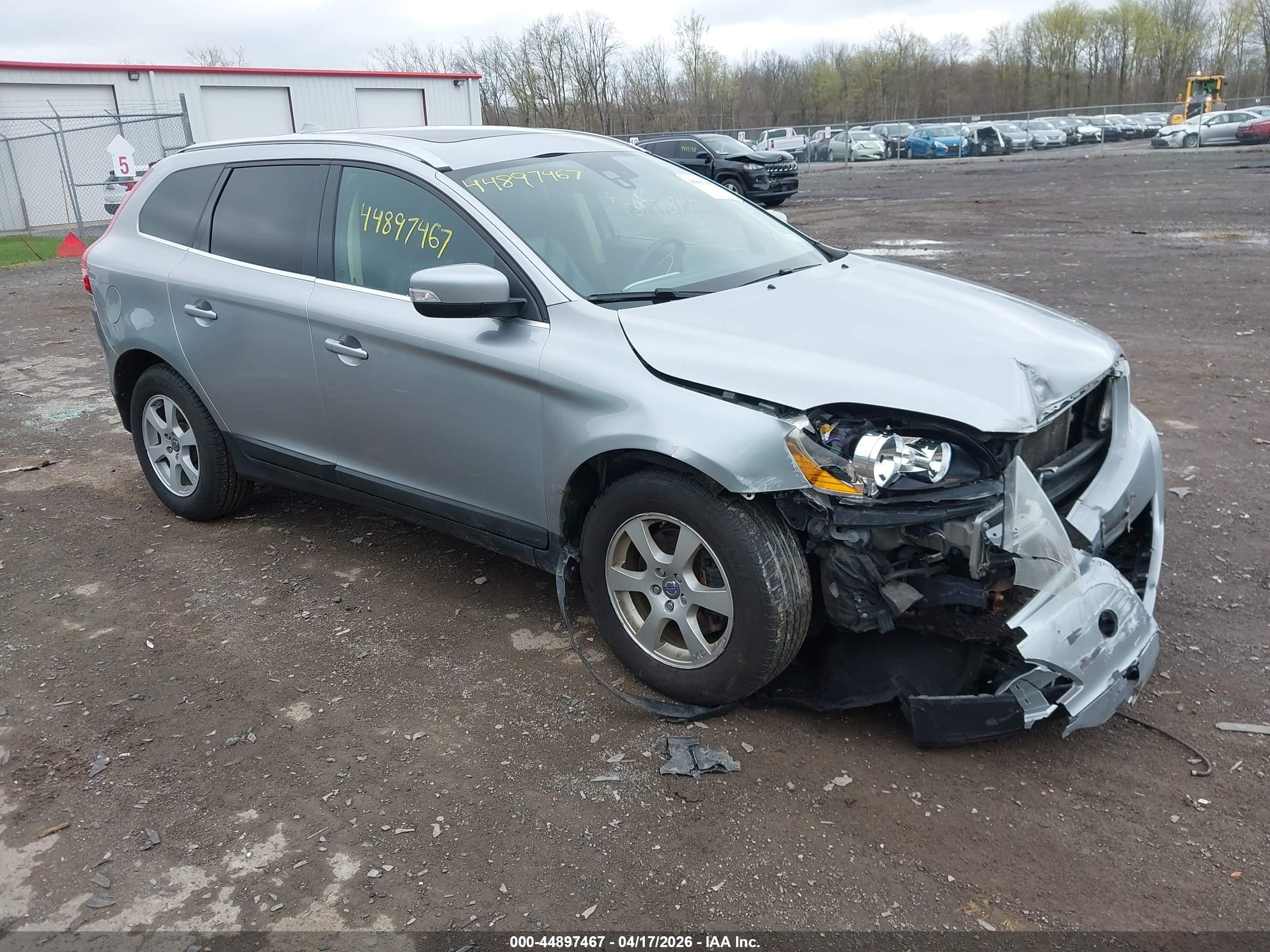 2011 Volvo XC60 3.2L, VIN YV4940DZ4B2175795 — Front end