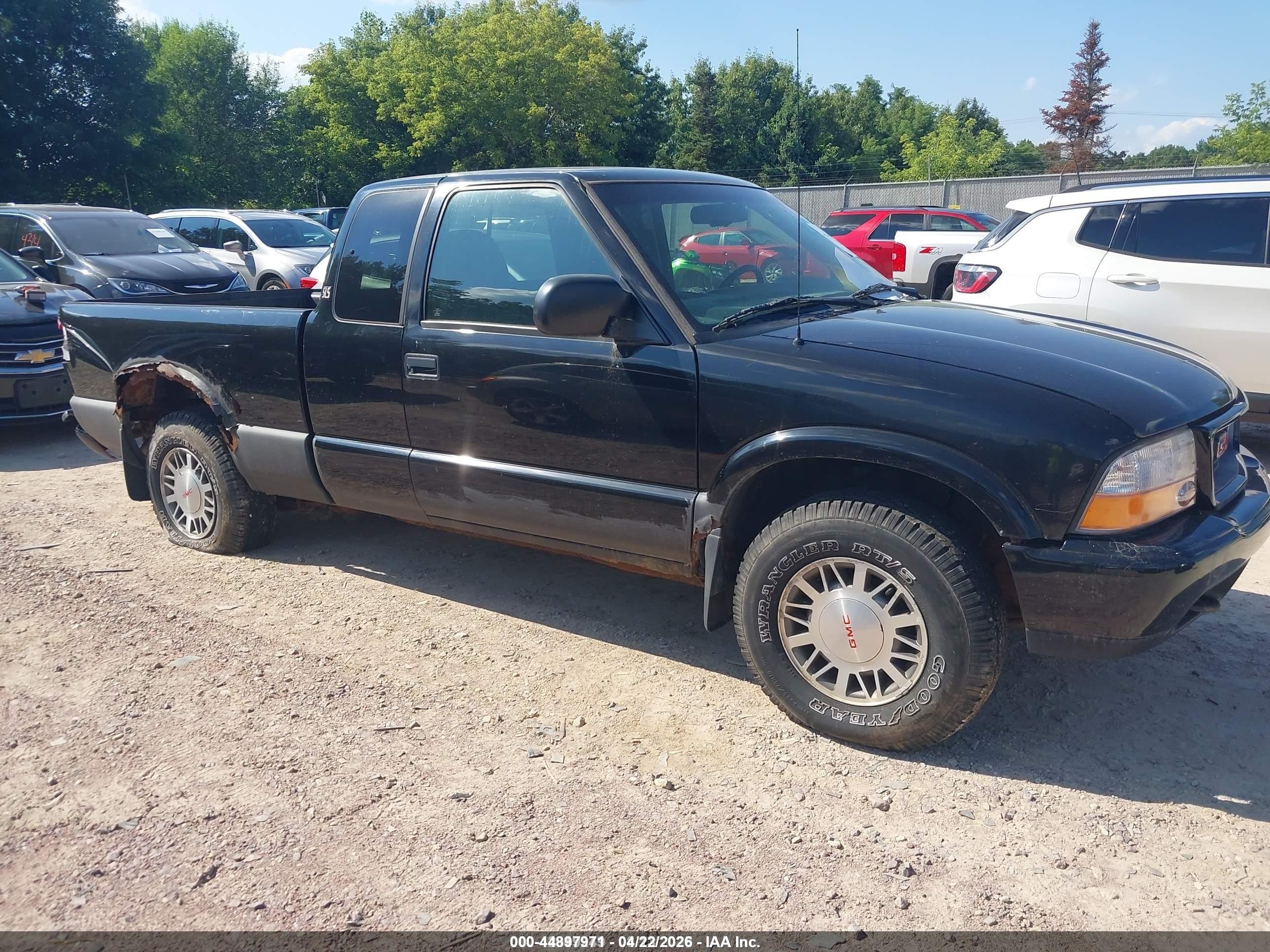 2000 GMC Sonoma SLS 1SH, VIN 1GTDT19W5Y8130066 — Side
