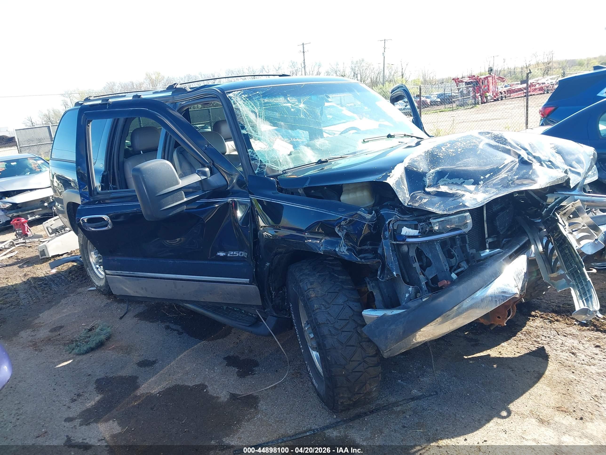 2000 Chevrolet Suburban LT, VIN 3GNGK26U6YG173955 — Side