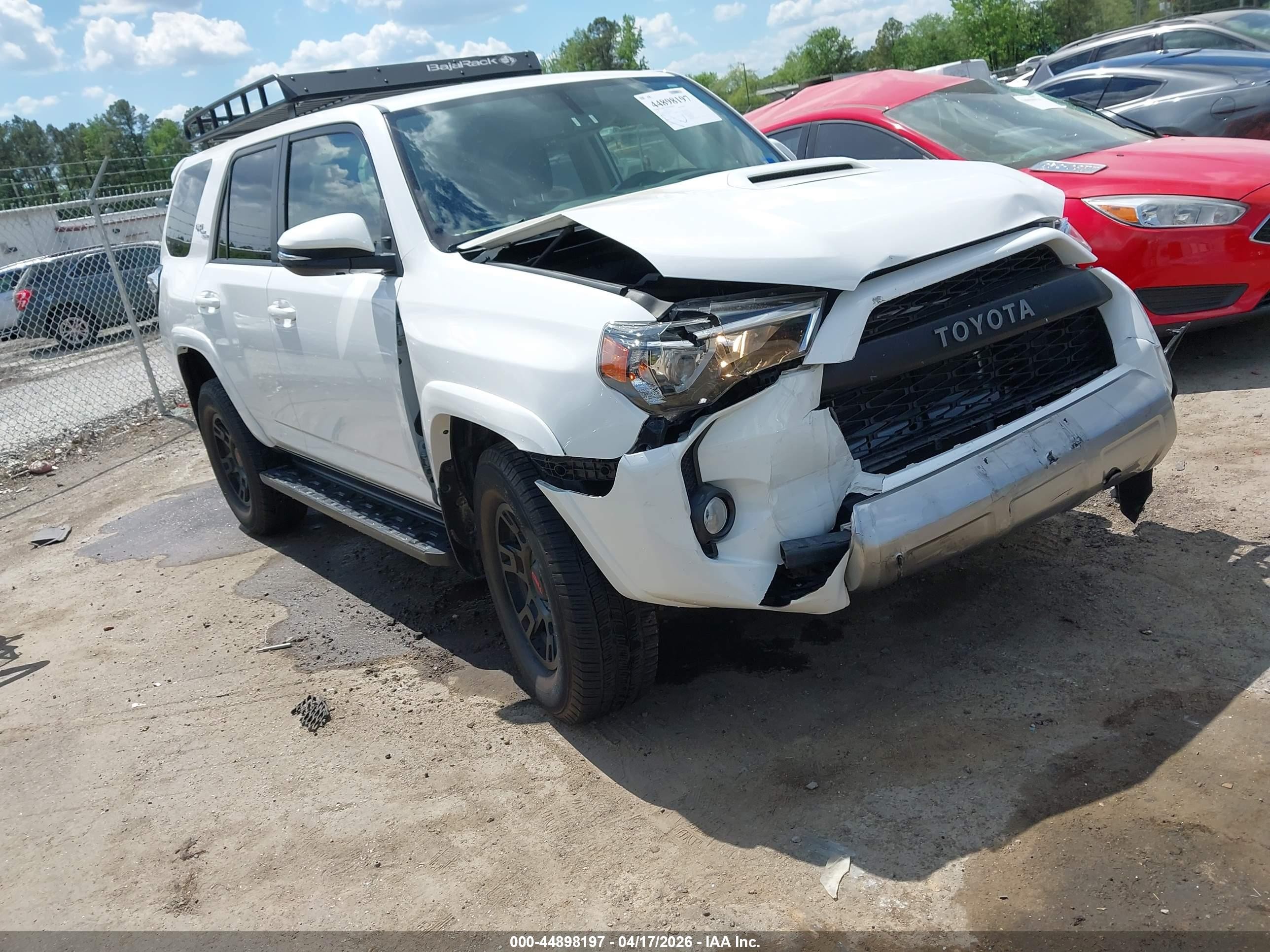 2019 Toyota 4Runner SR5 Premium, VIN JTEBU5JR6K5614818 — Front end