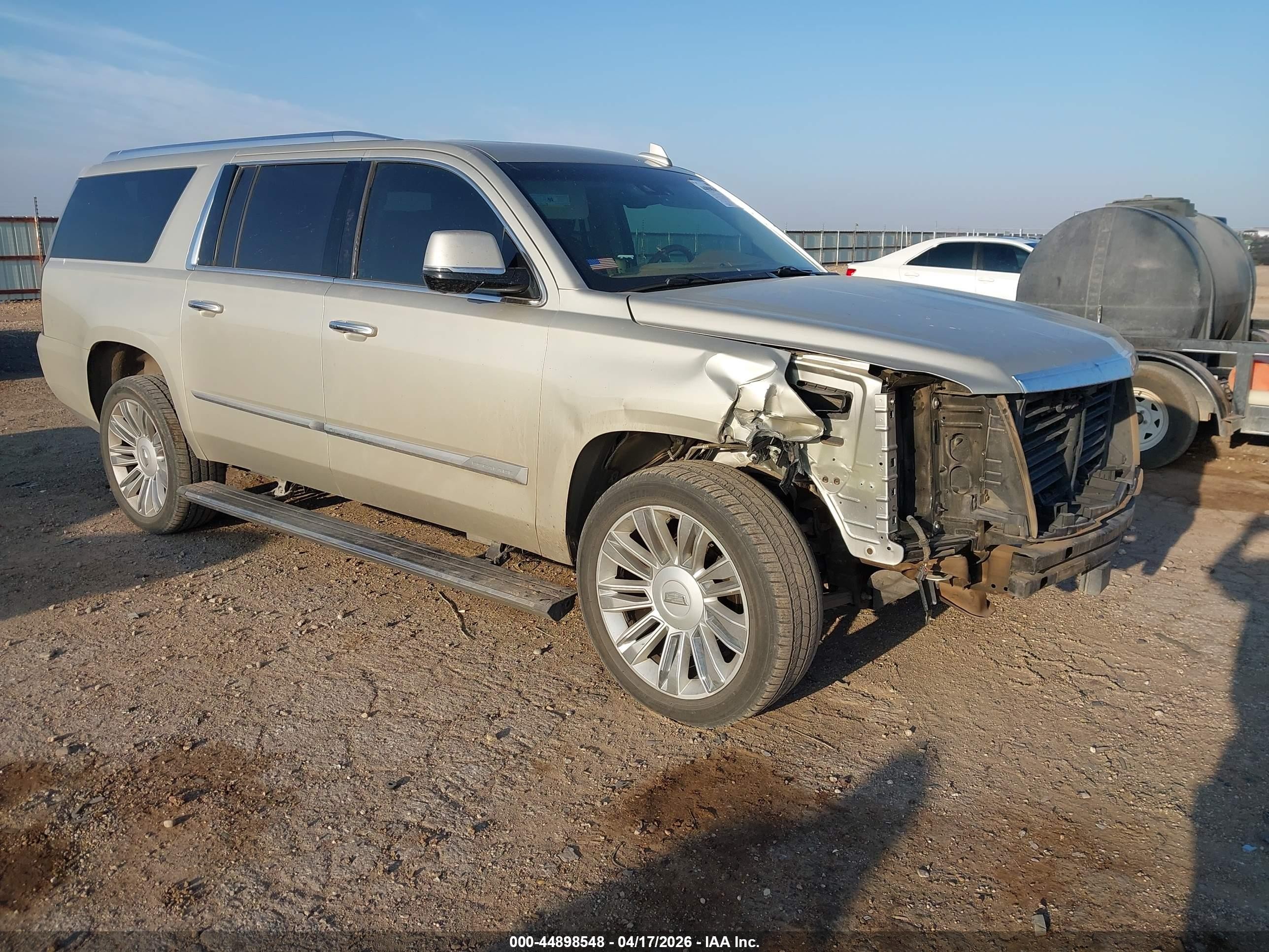 2015 Cadillac Escalade ESV Platinum, VIN 1GYS4UKJ6FR588950 — Front end