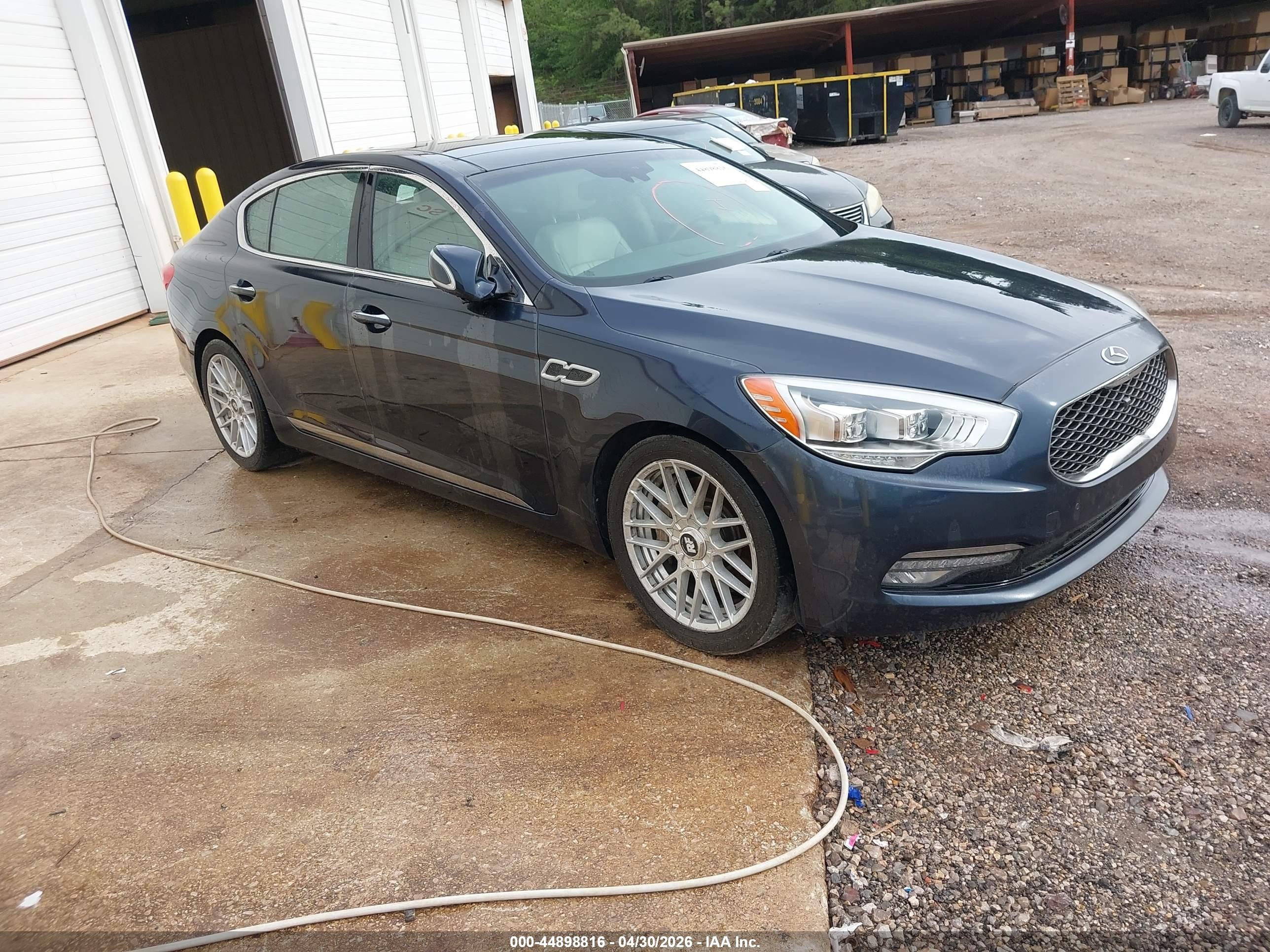 2015 Kia K900 Luxury, VIN KNALW4D4XF6017245 — Rear end
