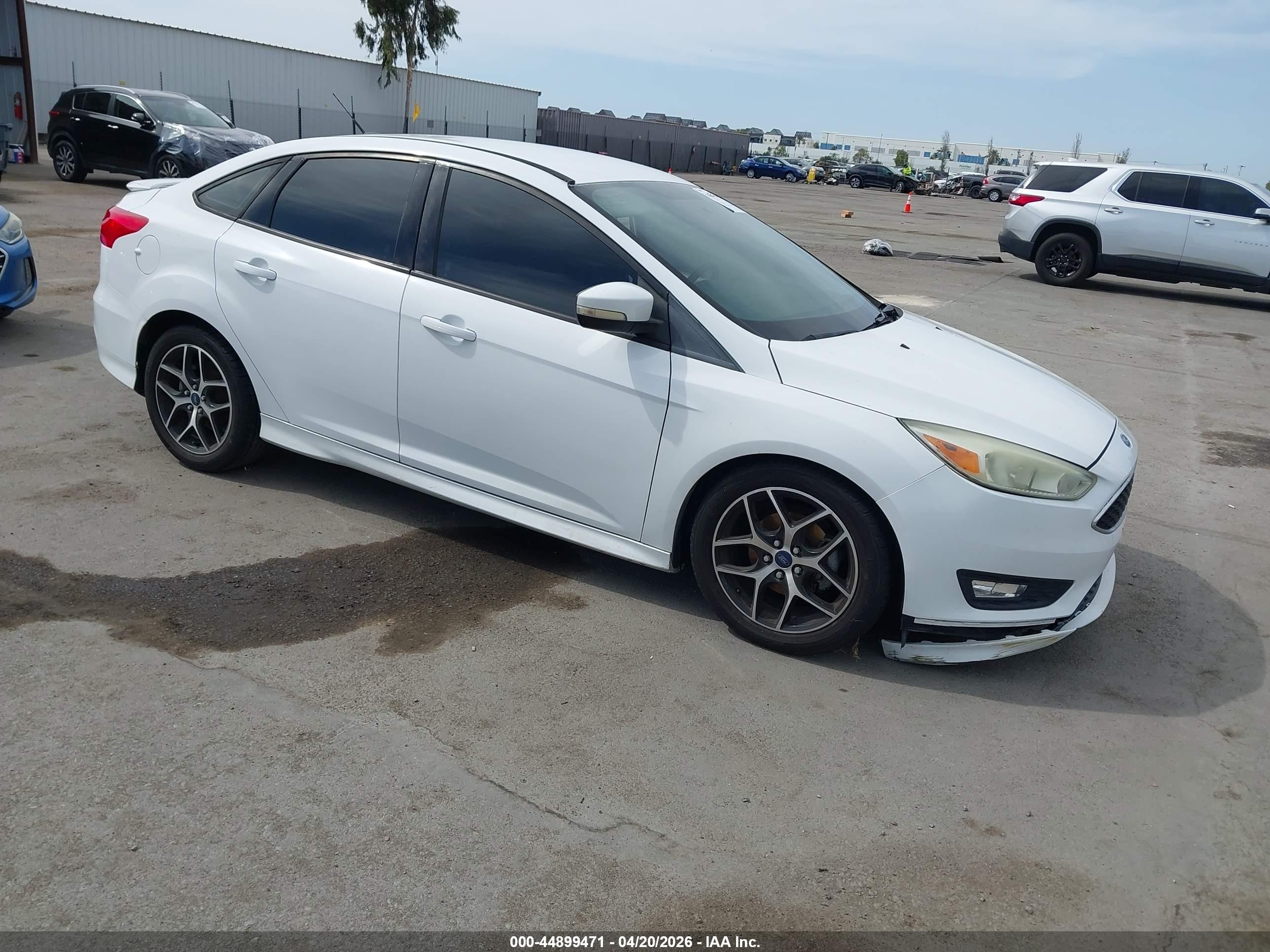 2015 Ford Focus SE, VIN 1FADP3F22FL334535 — Side