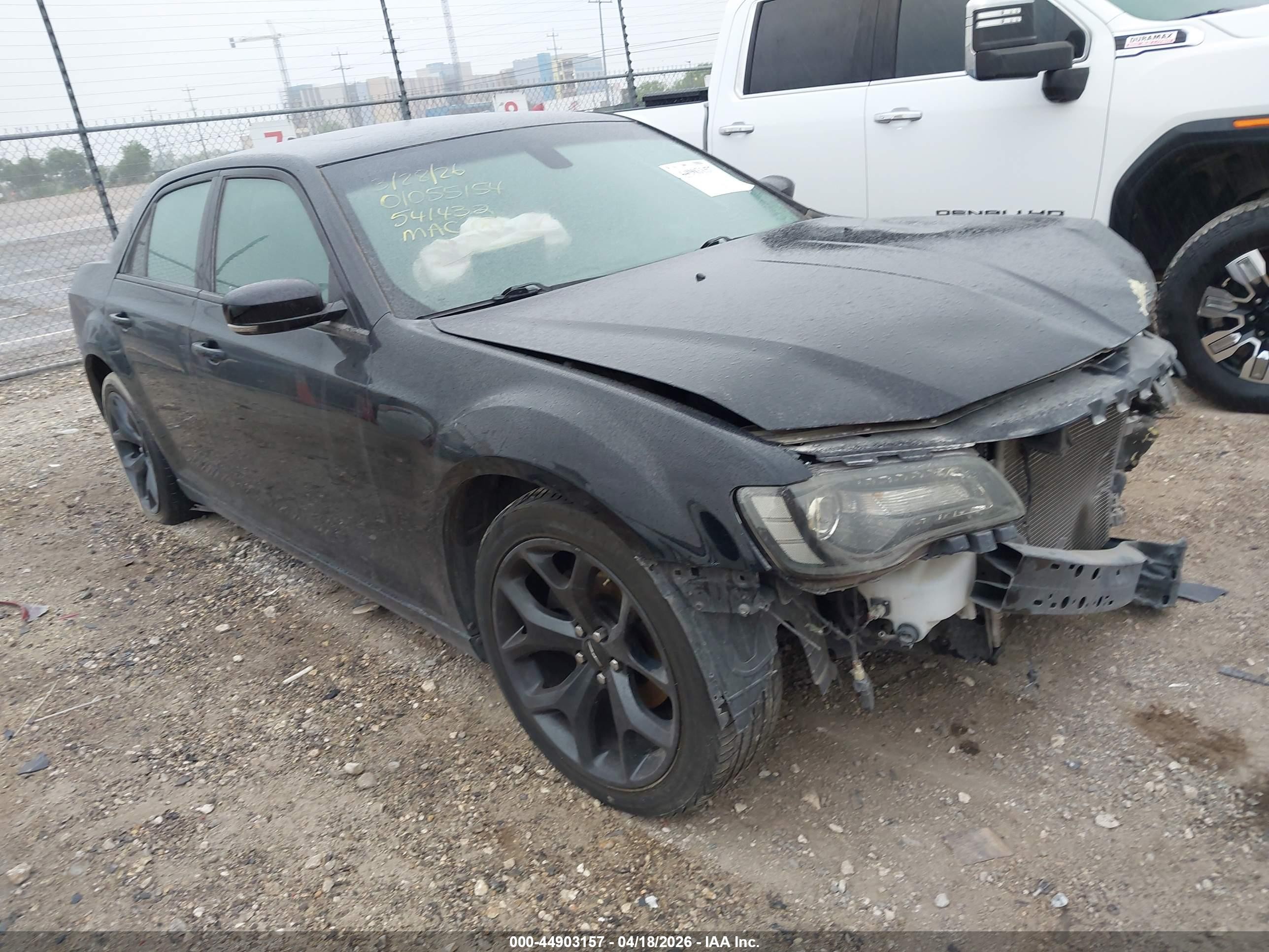 2021 Chrysler 300 S, VIN 2C3CCABG0MH541432 — Перед