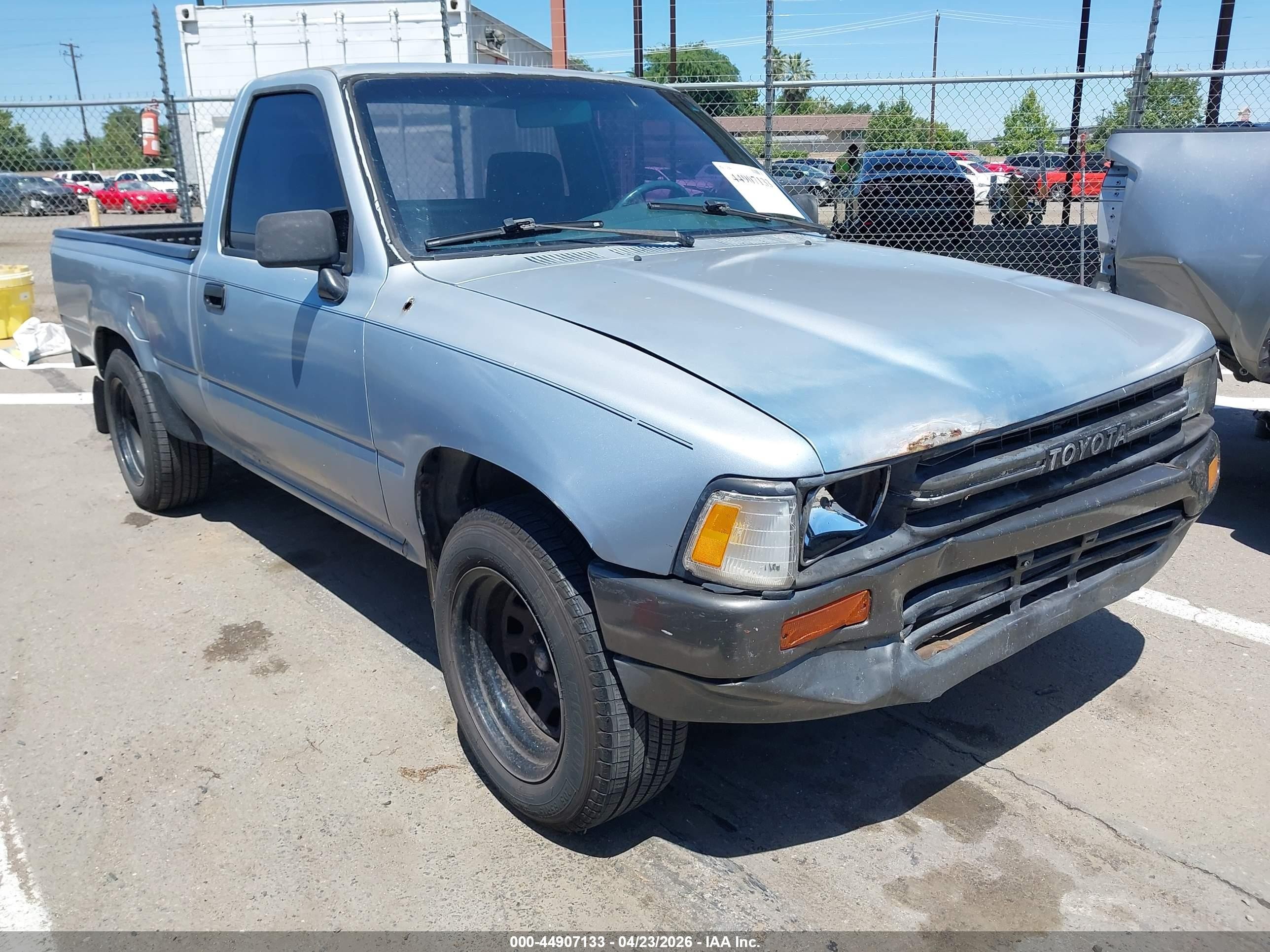 1989 Toyota Pickup DX, VIN JT4RN81P5K5041183 — Front end