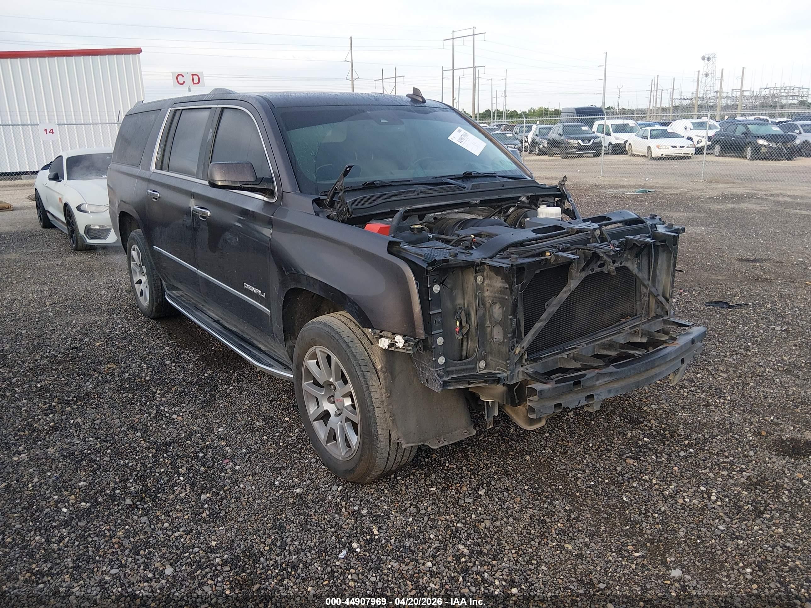 2017 GMC Yukon XL Denali, VIN 1GKS1HKJ5HR323367 — Front end