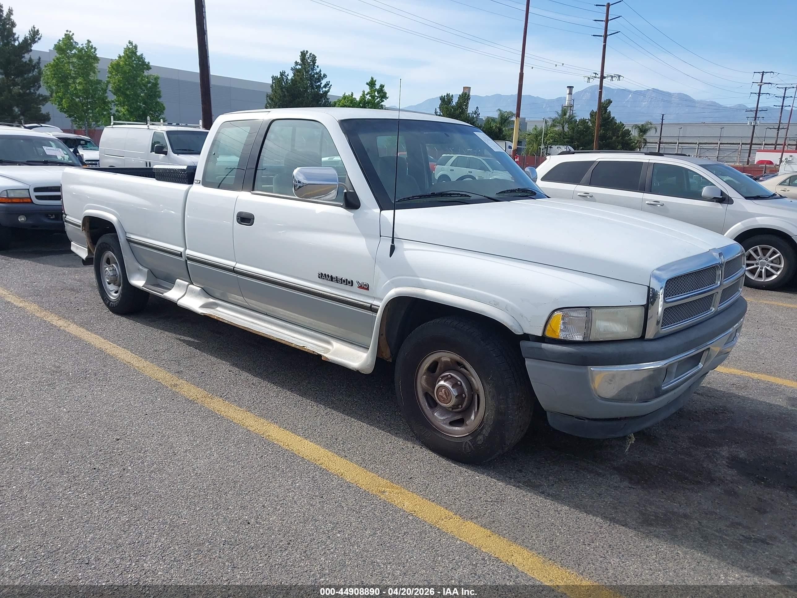 1996 Dodge 2500, VIN 1B7KC23WXTJ176208 — Front end