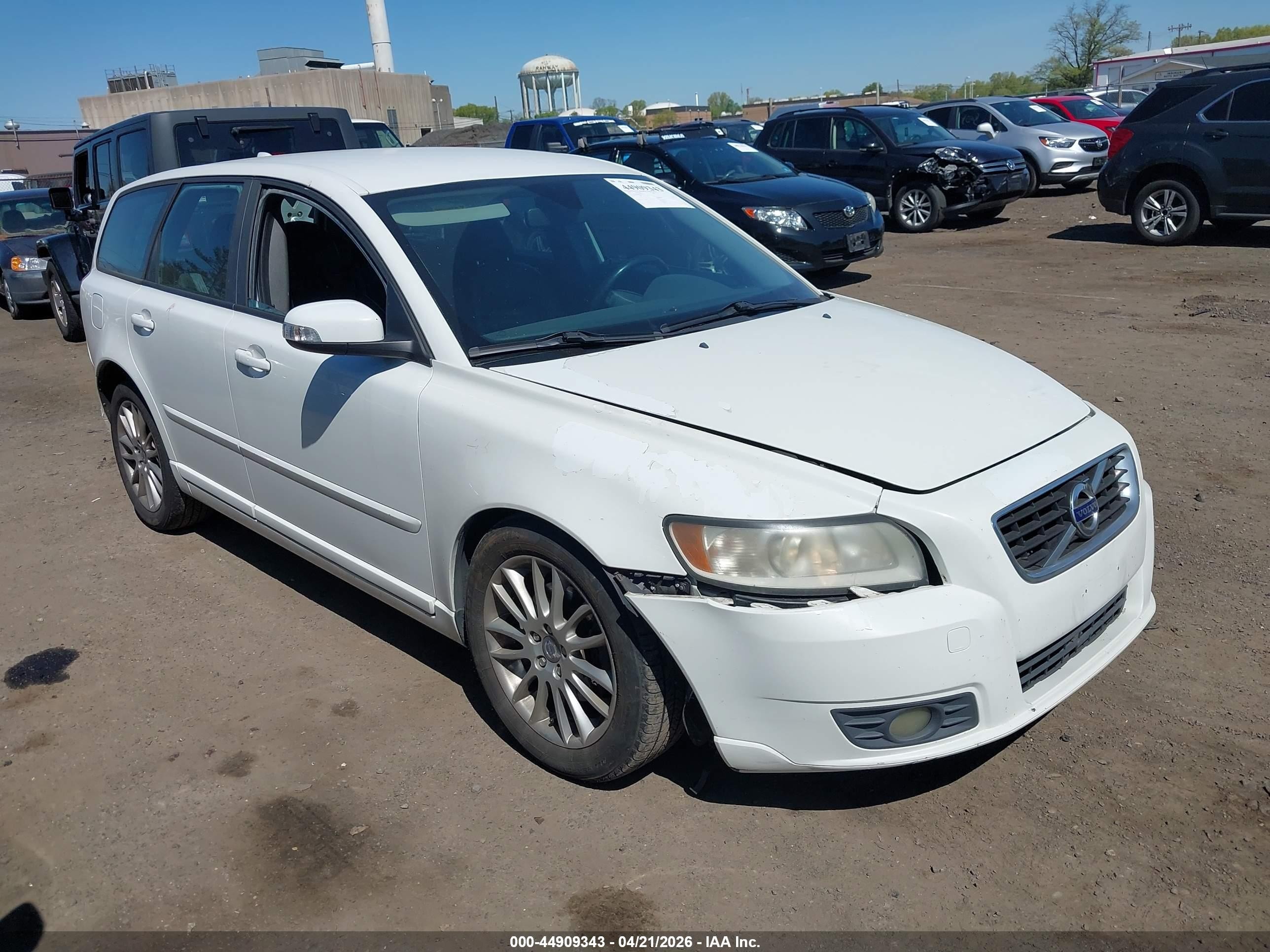 2010 Volvo V50, VIN YV1390MW0A2575362 — Side