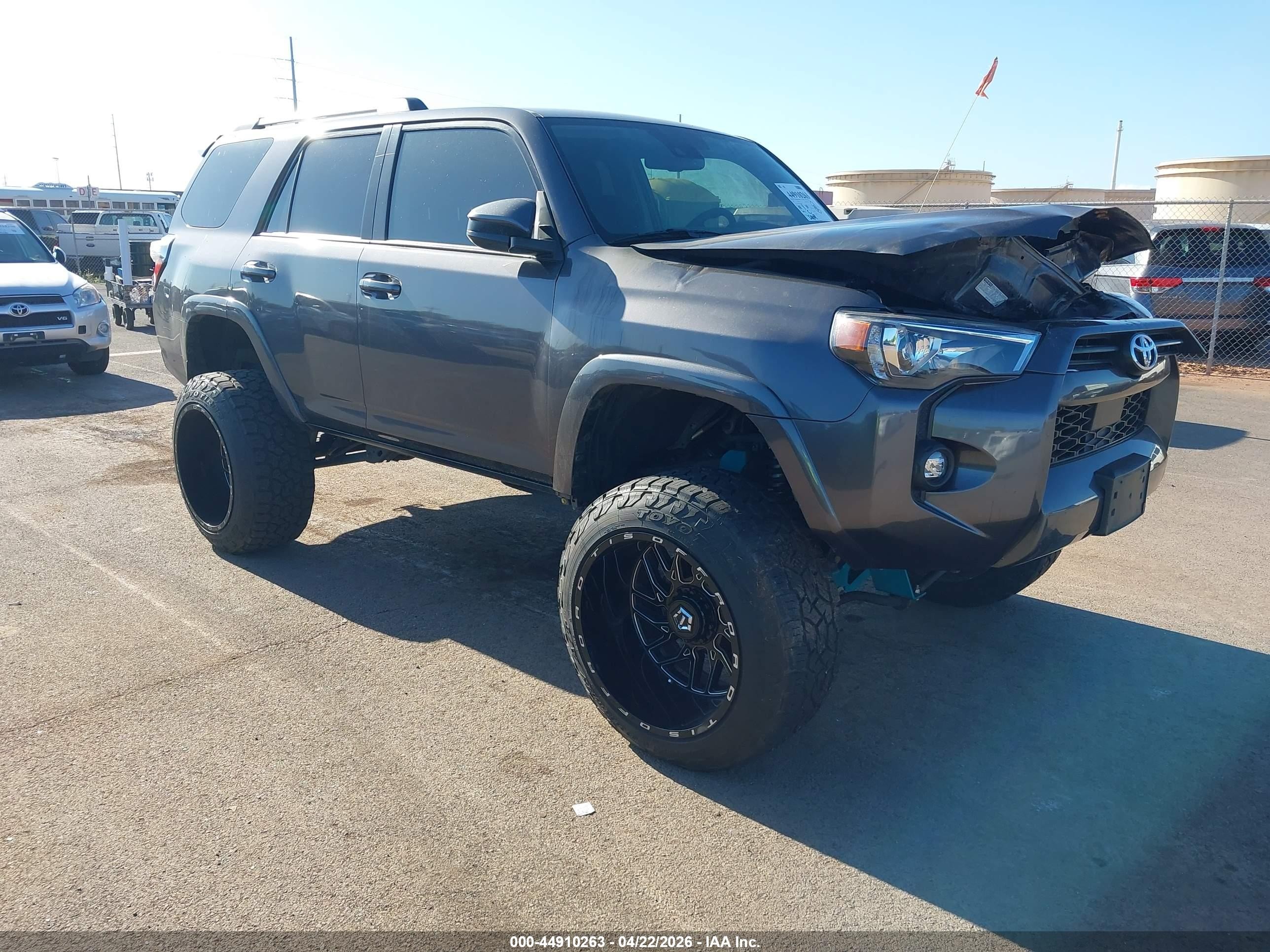 2021 Toyota 4Runner SR5, VIN JTEMU5JR1M5905934 — Пожар в моторном отсеке