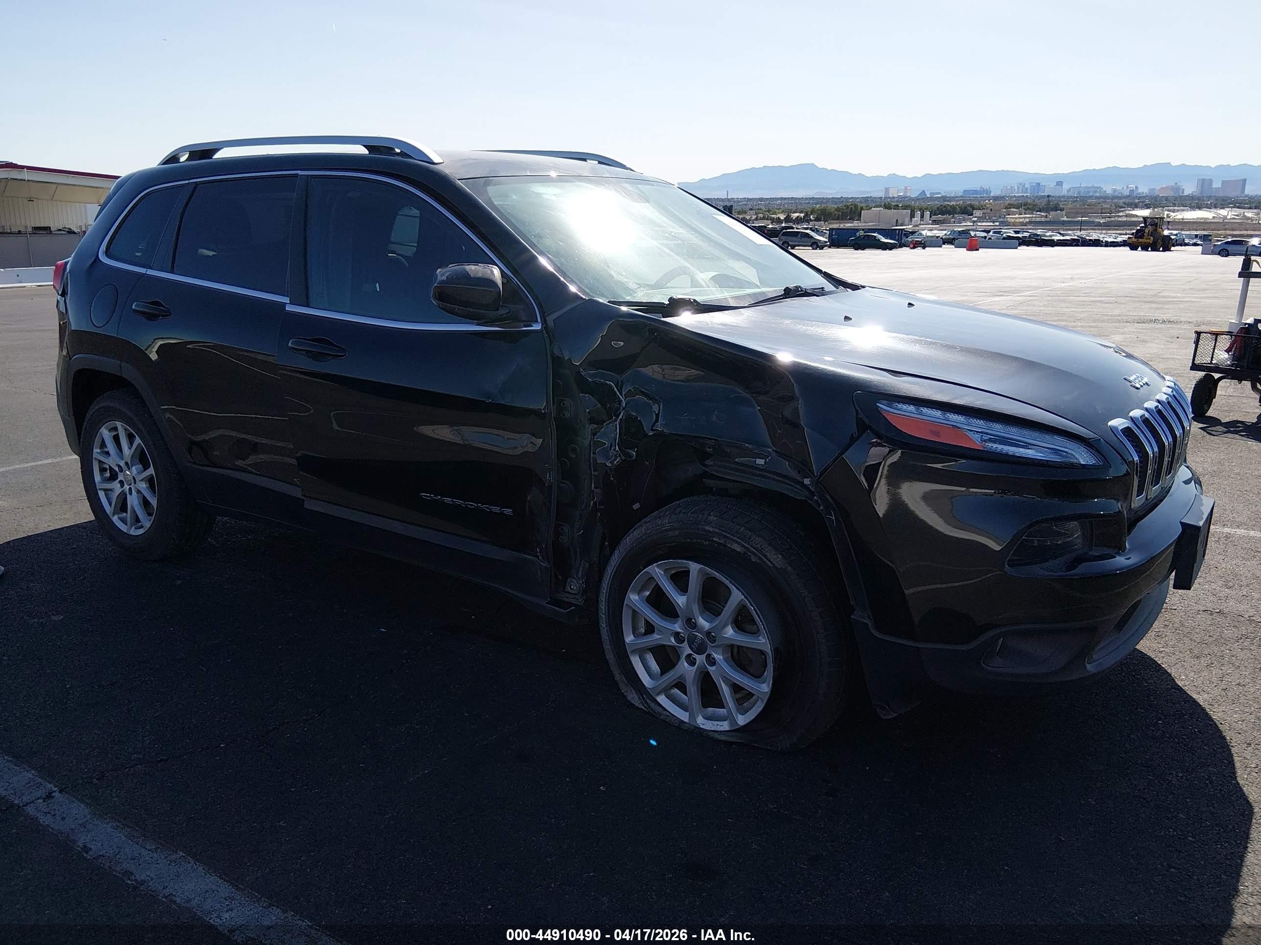 2016 Jeep Cherokee Latitude, VIN 1C4PJMCB5GW214151 — Side