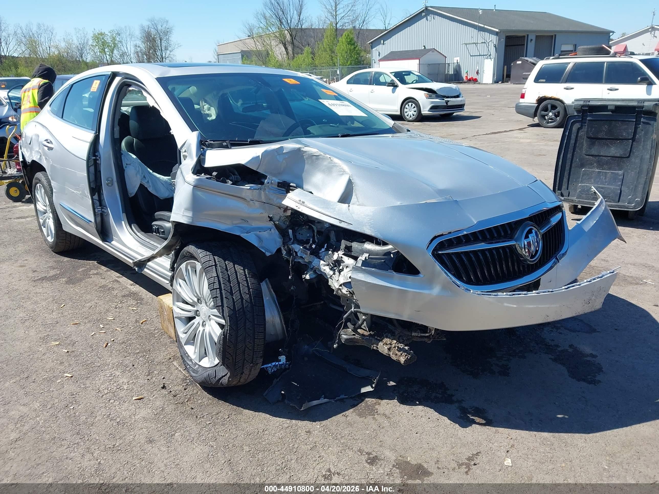 2018 Buick LaCrosse Essence, VIN 1G4ZP5SZ5JU130194 — Side