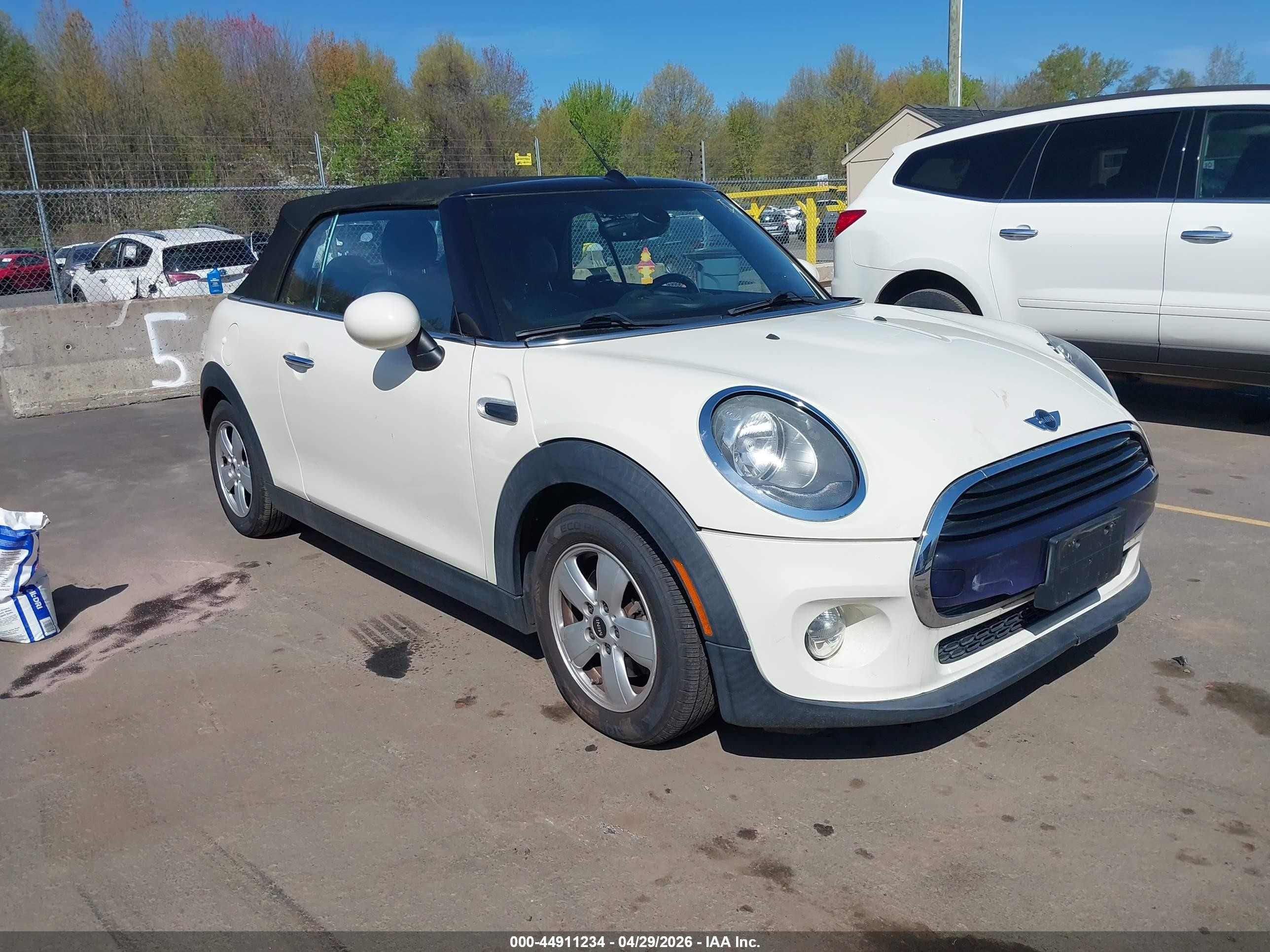 2016 MINI Convertible, VIN WMWWG5C57G3C18990 — Перед