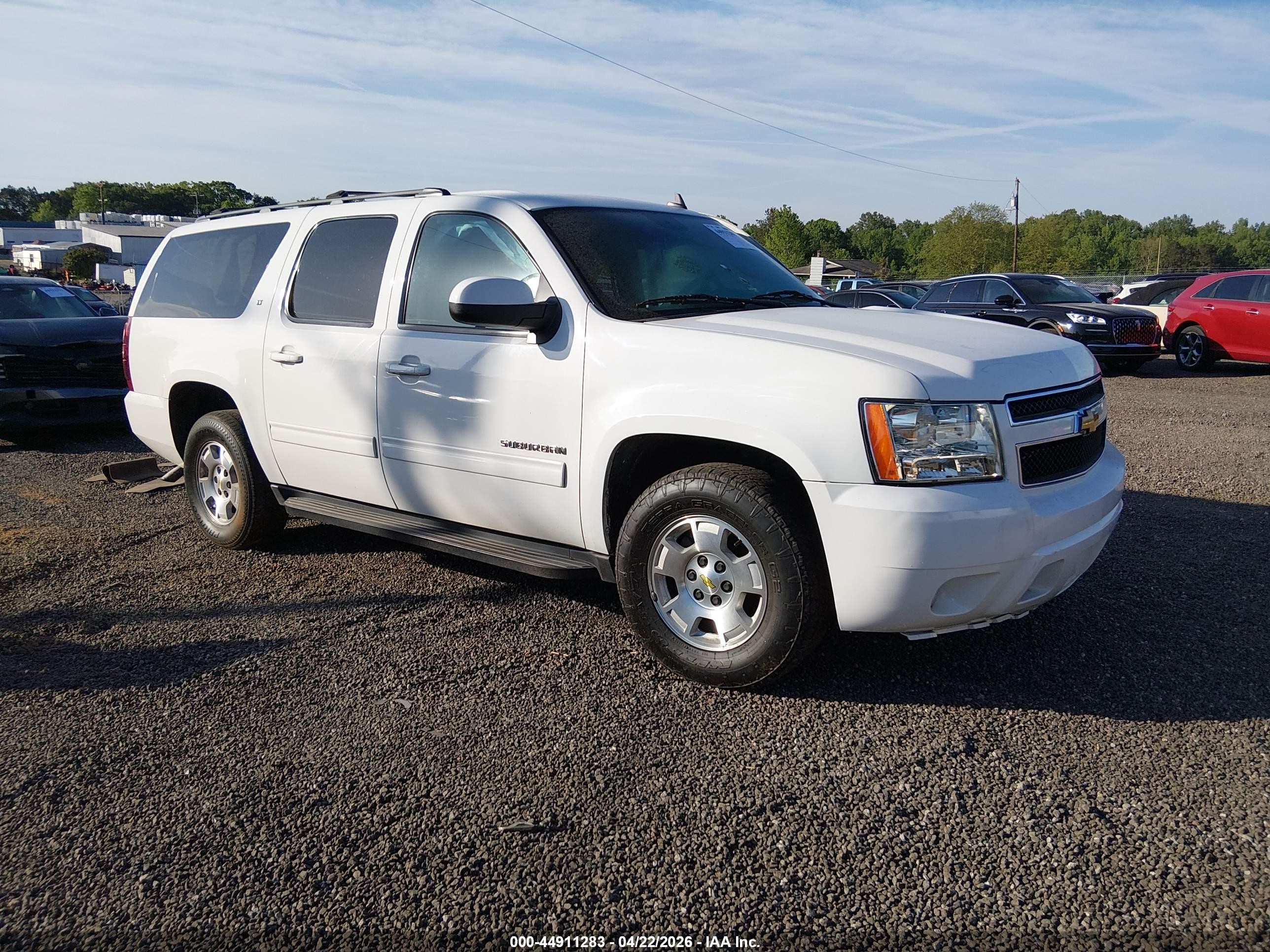 2014 Chevrolet Suburban LT, VIN 1GNSCJE06ER236404 — Side