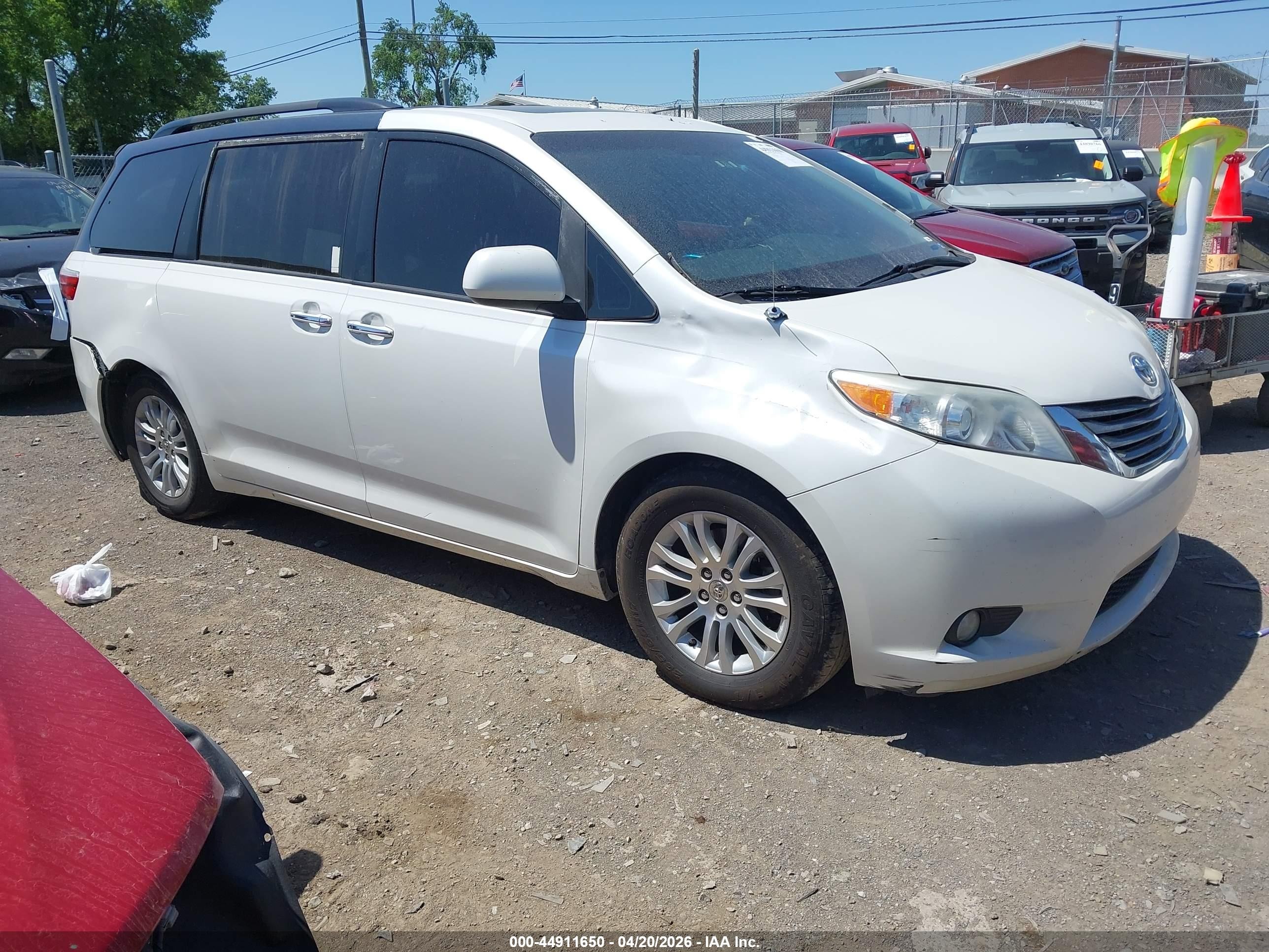 2017 Toyota Sienna XLE, VIN 5TDYZ3DC0HS784459 — Rear end