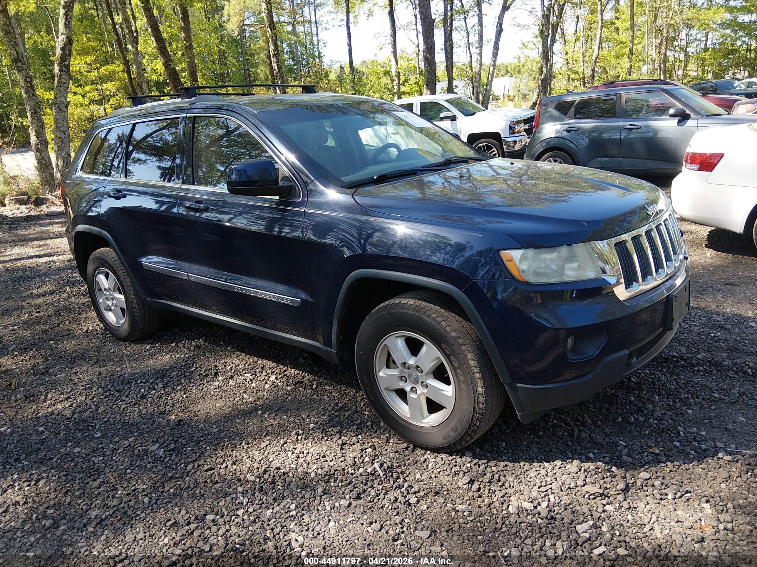 2013 Jeep Grand Cherokee Laredo, VIN 1C4RJFAG3DC568380 — Front end
