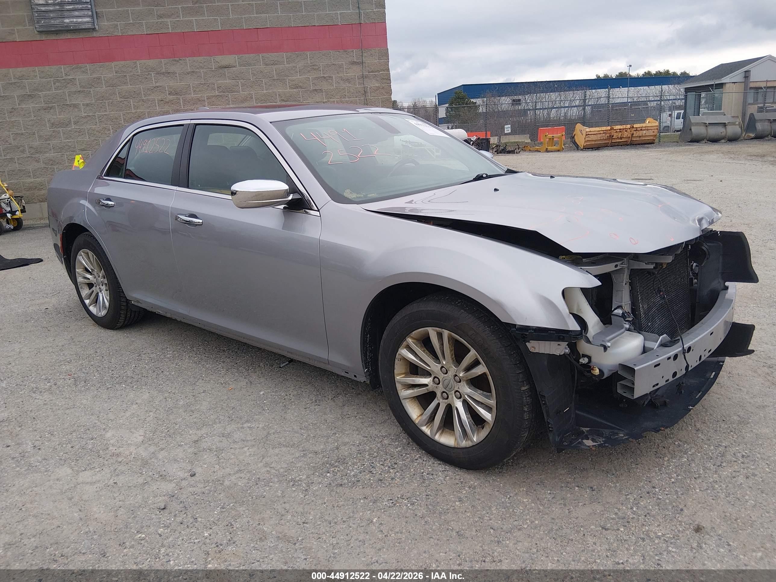 2016 Chrysler 300 C, VIN 2C3CCAEG6GH182054 — Перед